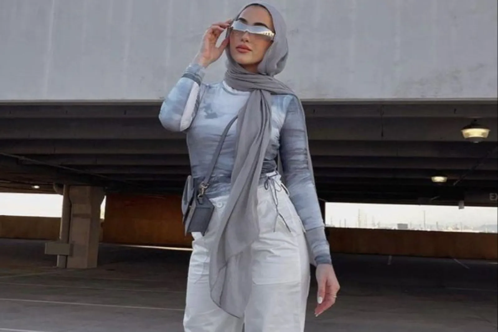 10 OOTD Celana Cargo Perempuan Hijab untuk Tampil Kasual