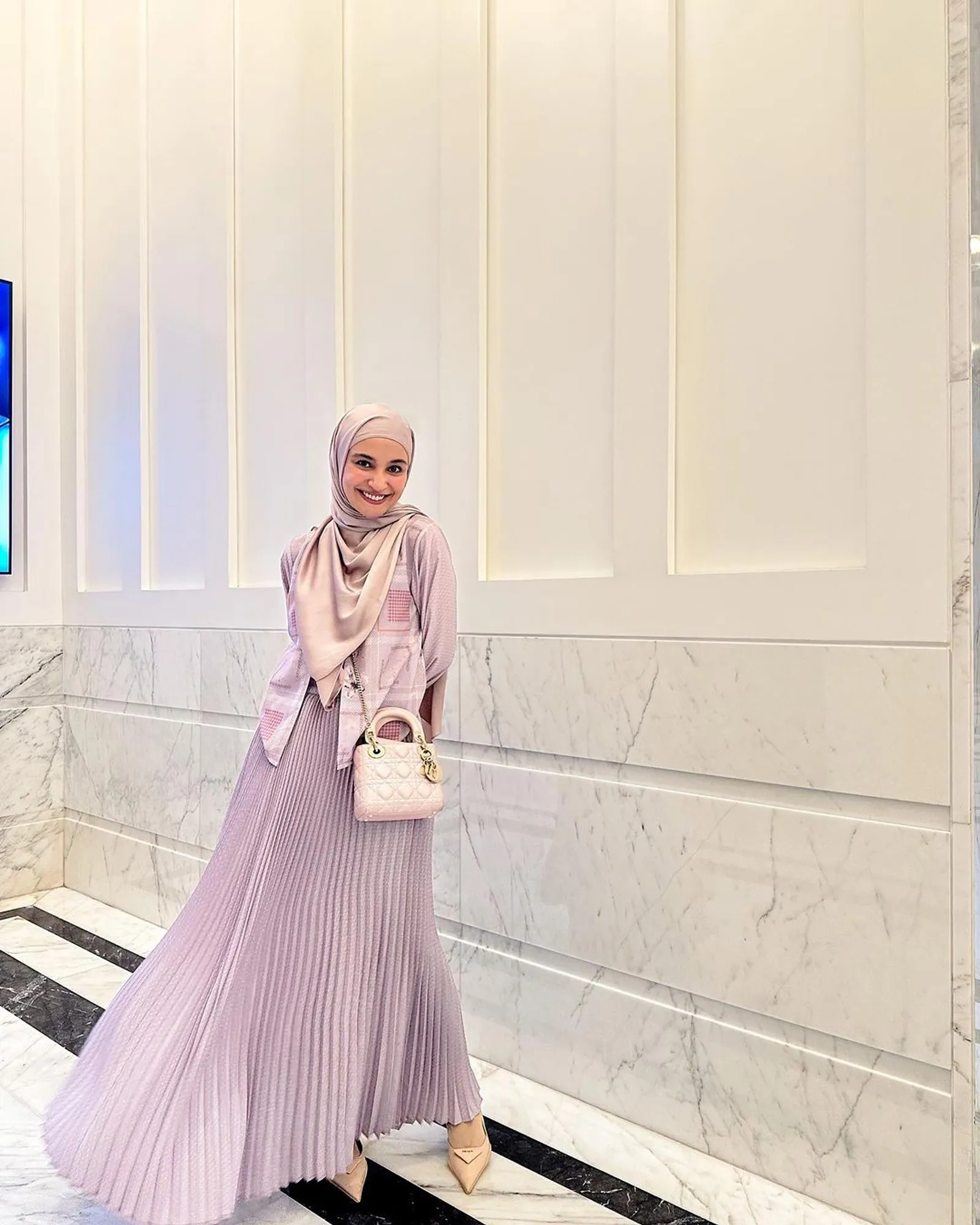 Inspirasi Gaya Bukber Pakai Kemeja a La Shireen Sungkar