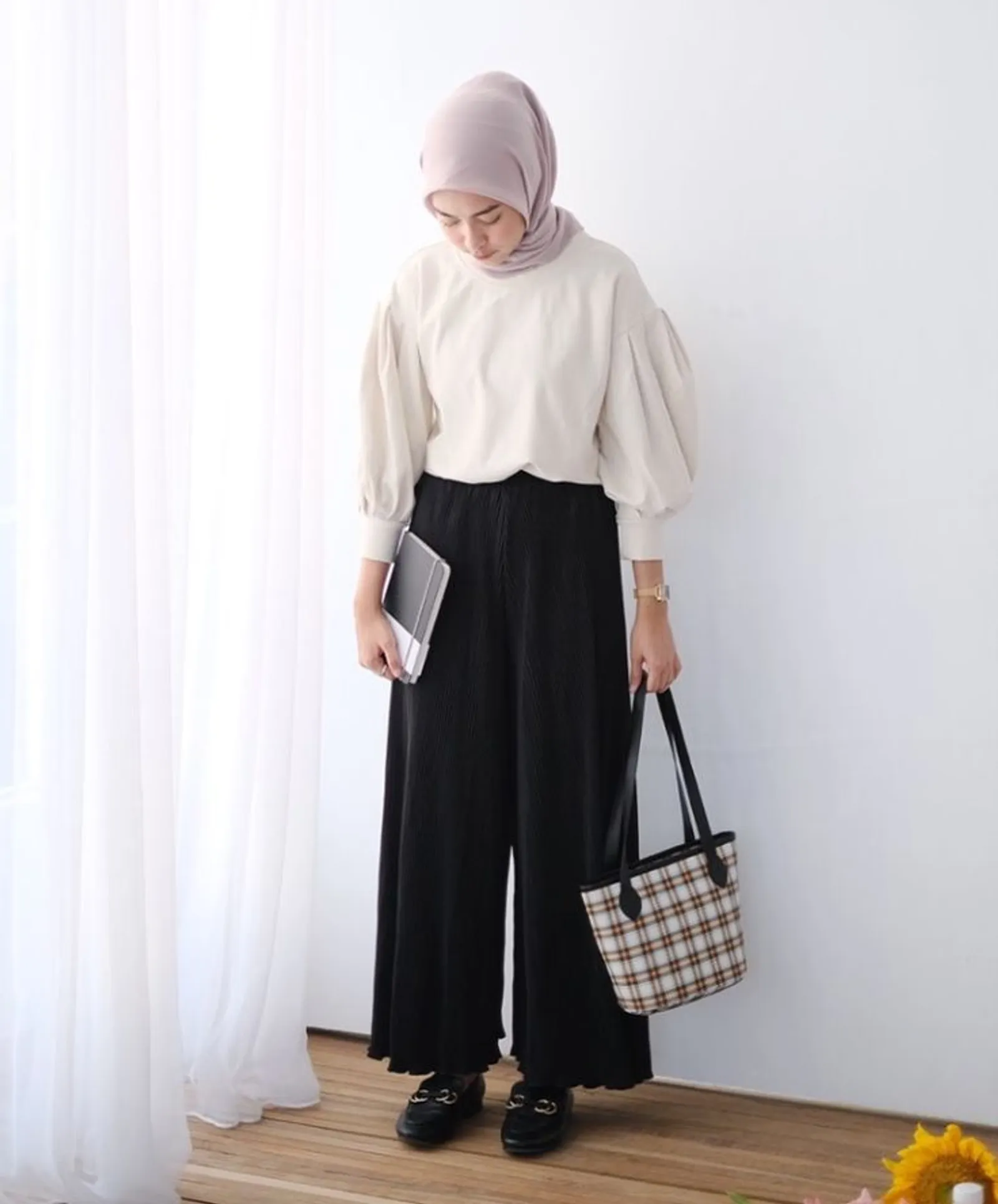 13 OOTD Baju Putih Celana Hitam Hijab, Manis dan Fashionable!