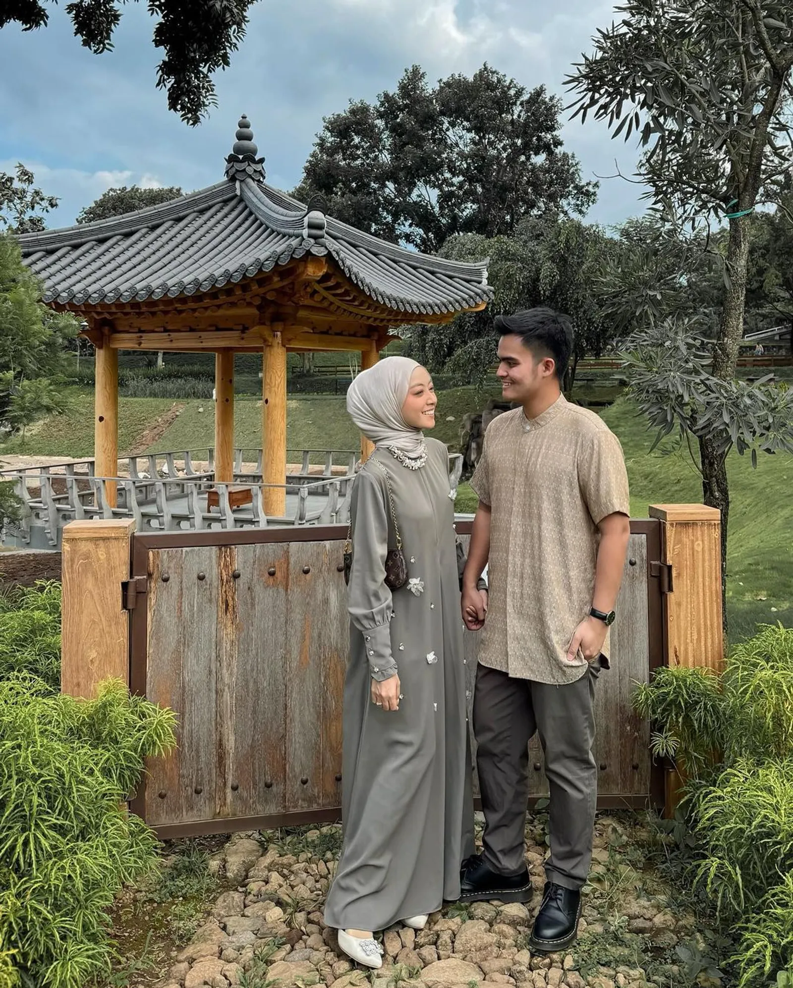 Ide Baju Couple Lebaran, Tampil Kompak dan Modis