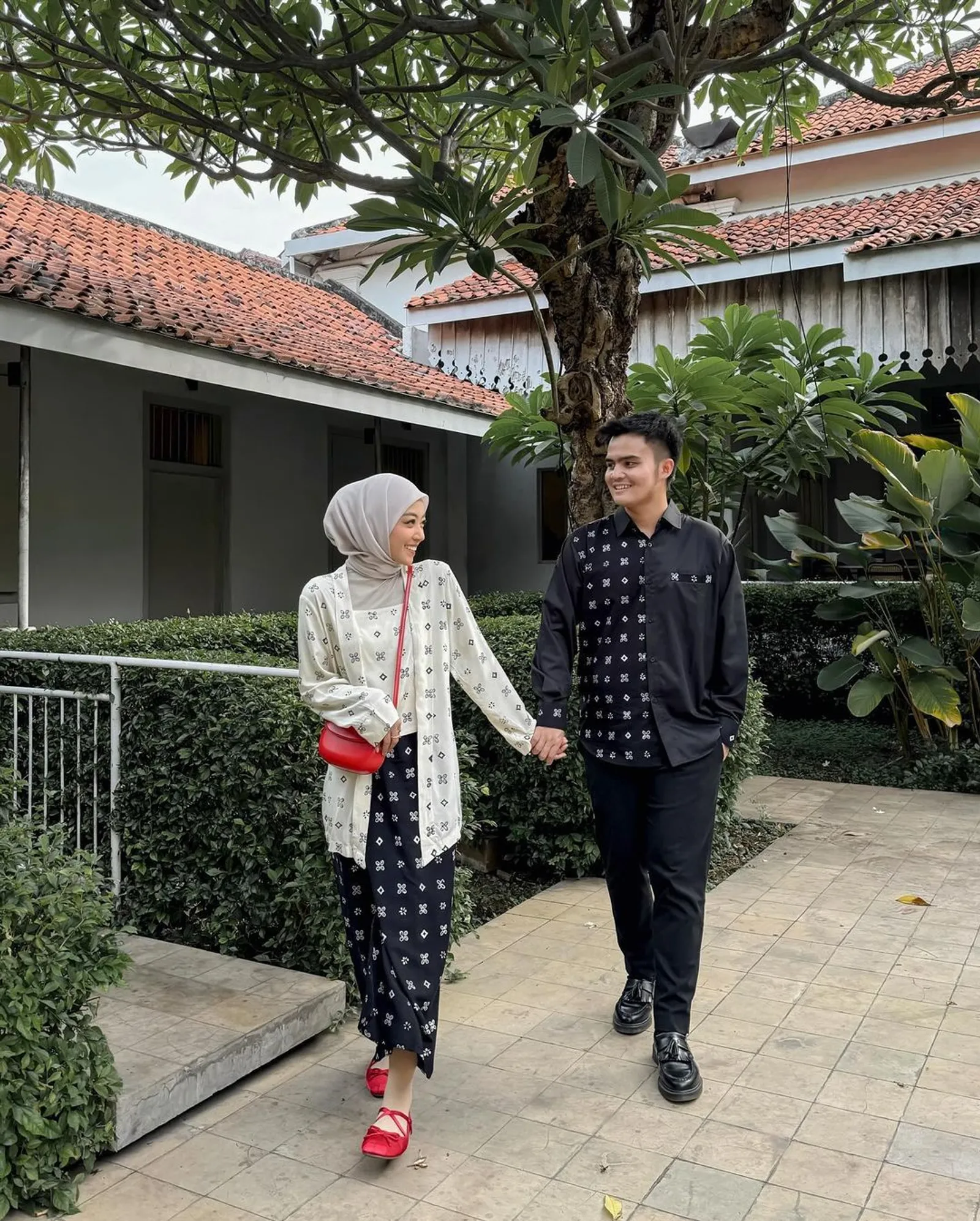 Ide Baju Couple Lebaran, Tampil Kompak dan Modis