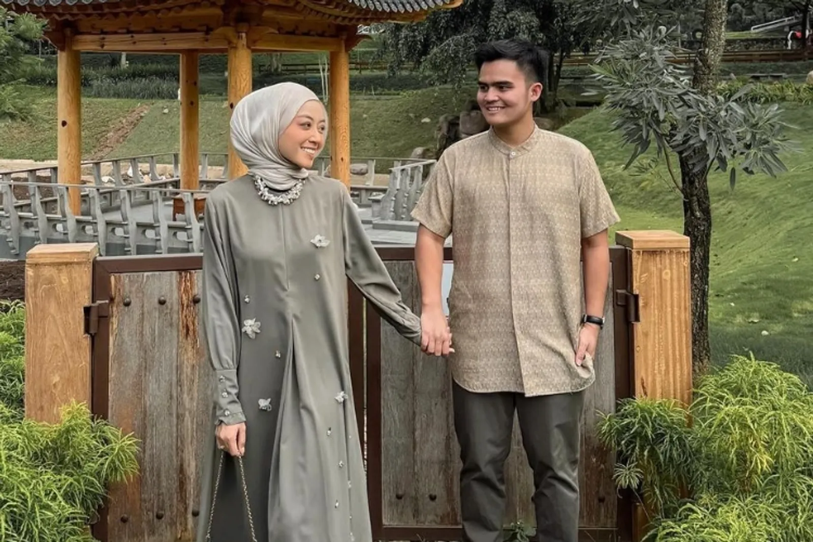 Ide Baju Couple Lebaran, Tampil Kompak dan Modis