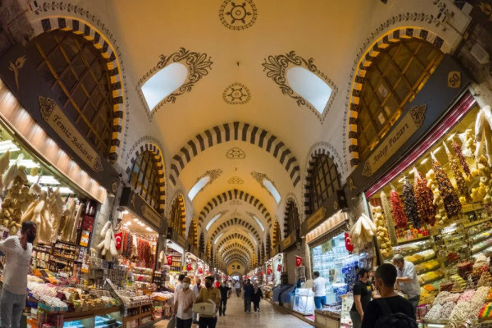 7 Tradisi Ramadan di Turki, Termasuk Bagi-Bagi Hadiah