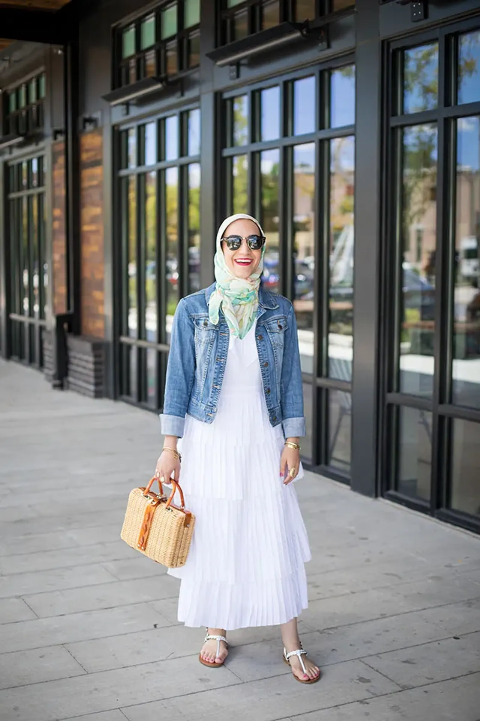 Inspirasi OOTD dengan Jaket Jeans untuk Pengguna Hijab