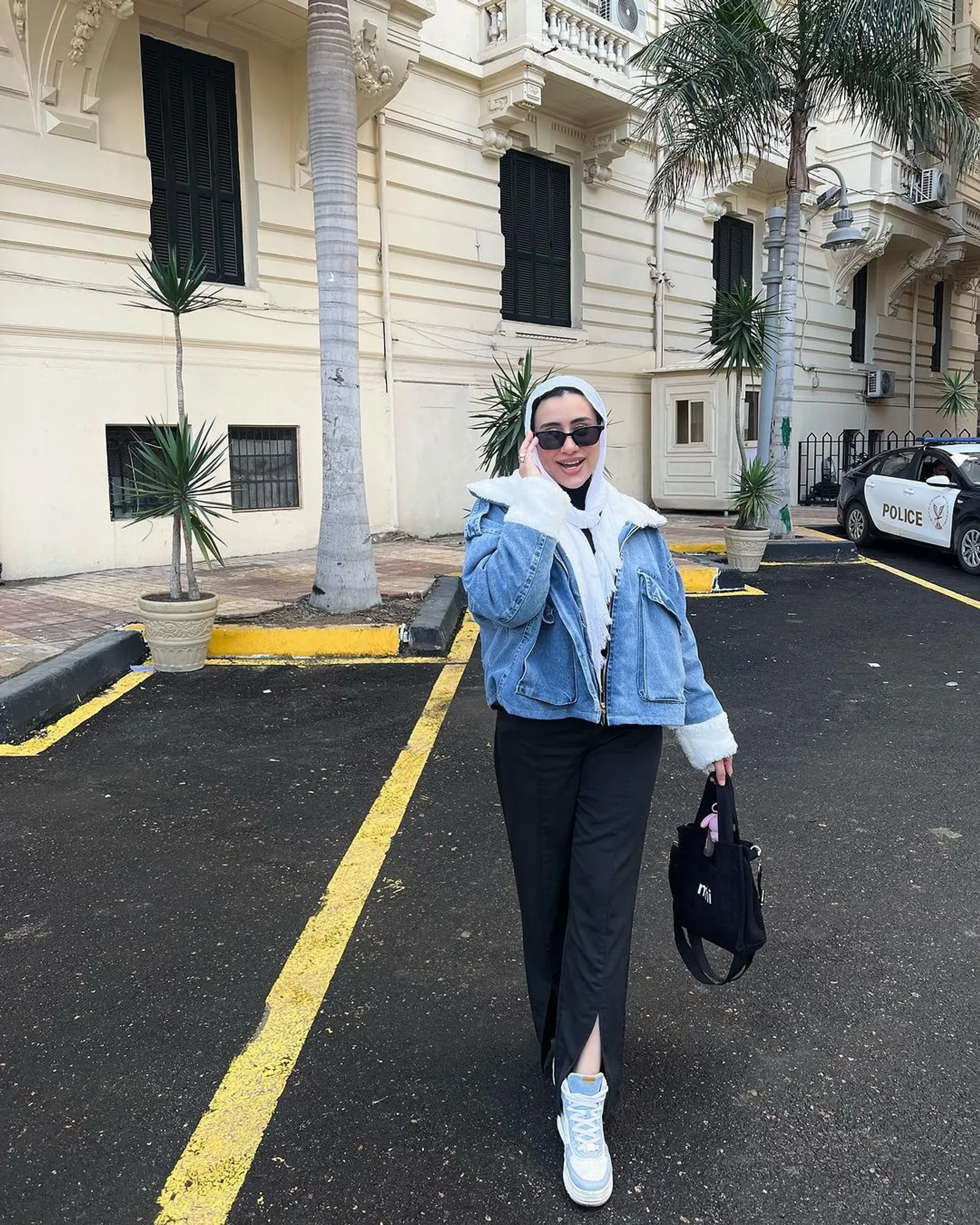Inspirasi OOTD dengan Jaket Jeans untuk Pengguna Hijab
