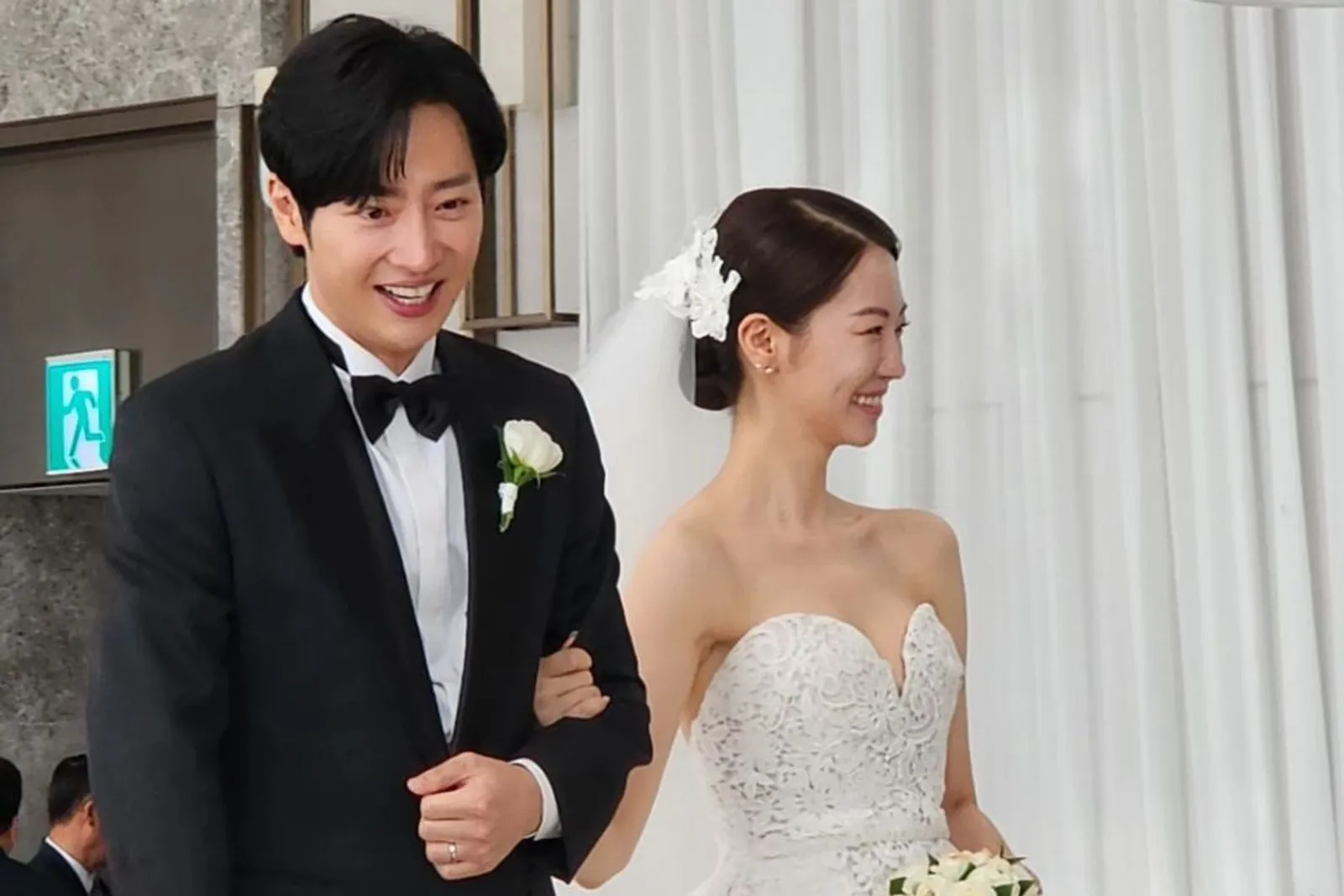 6 Momen Bahagia Pernikahan Aktor Lee Sang Yeob dan Istri