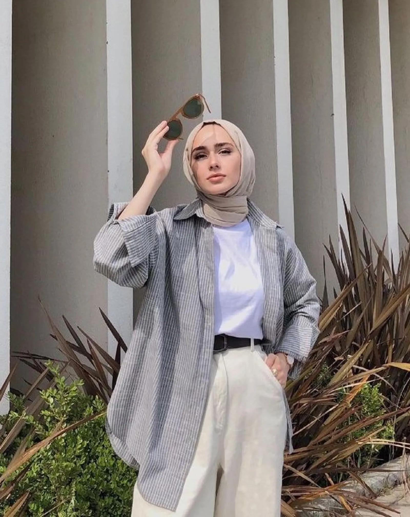 Baju Abu-Abu Cocok dengan Jilbab Warna Apa? Ini 7 Pilihannya