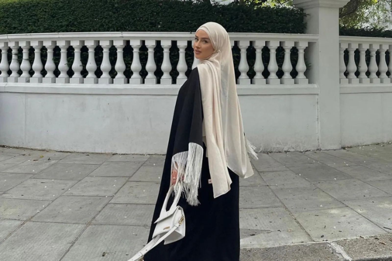 Nggak Perlu Bingung Lagi, Ini Perbedaan Abaya, Kaftan, dan Gamis!