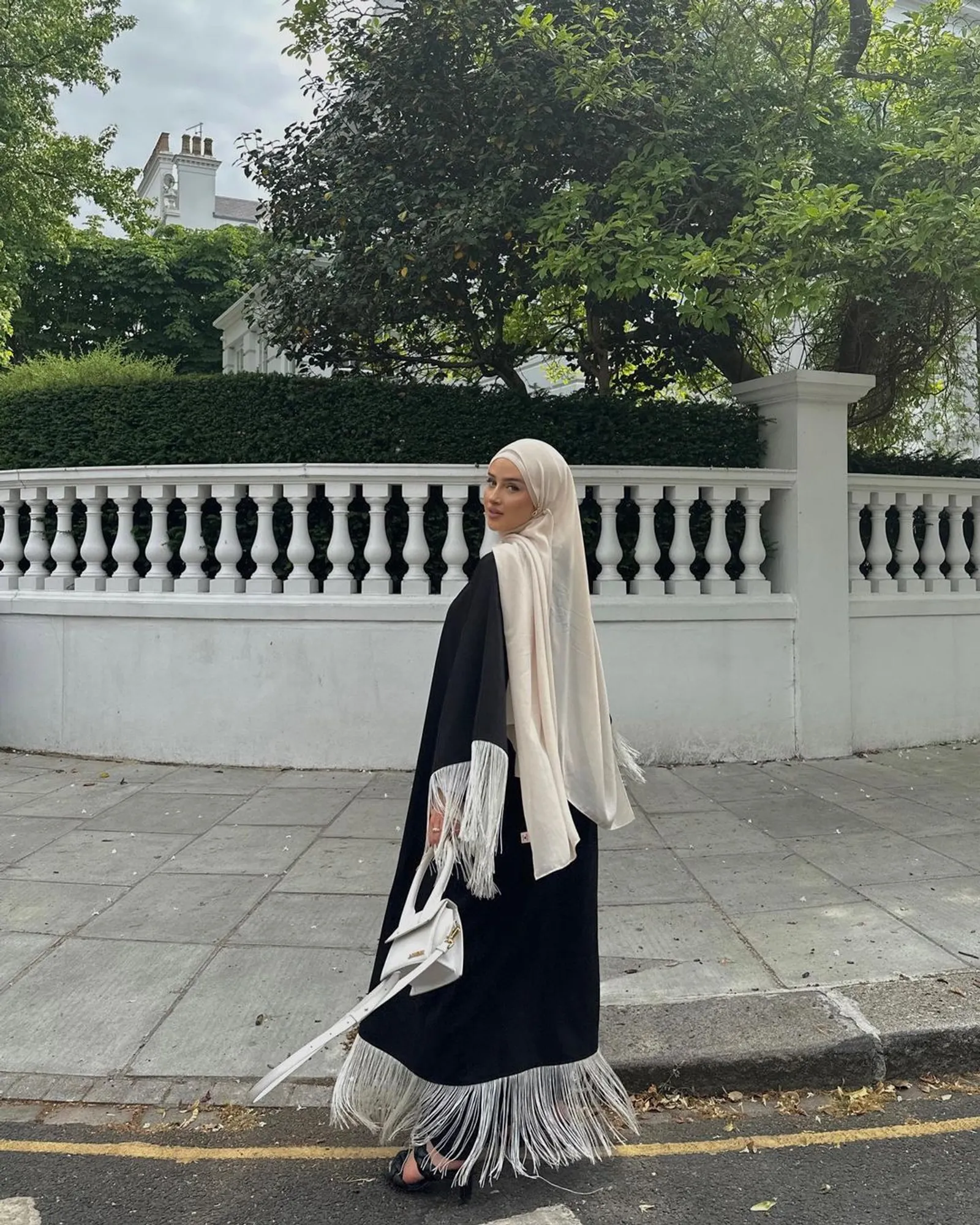 Nggak Perlu Bingung Lagi, Ini Perbedaan Abaya, Kaftan, dan Gamis!