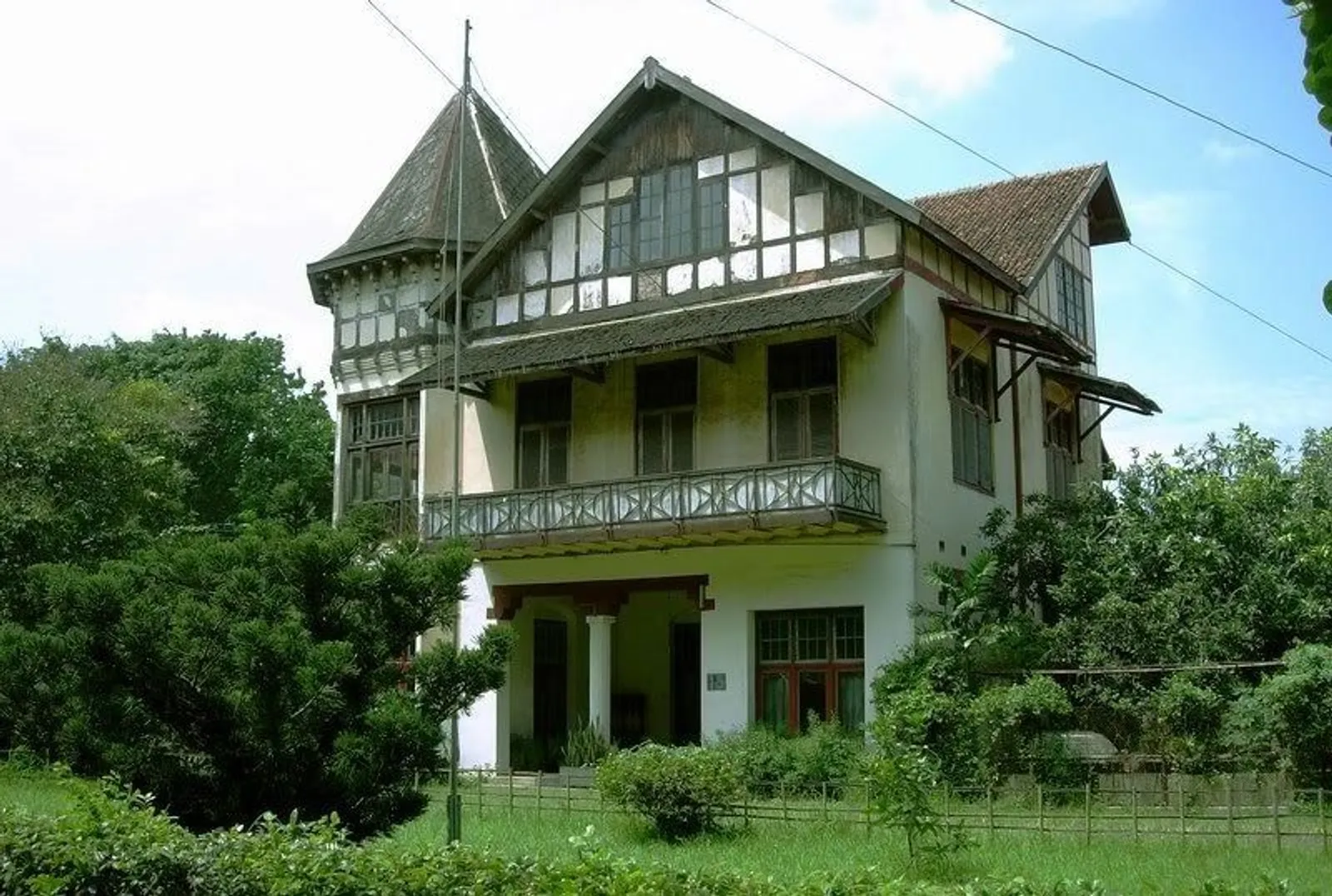 8 Rumah Angker di Indonesia yang Pernah Jadi Lokasi Syuting, Seram!