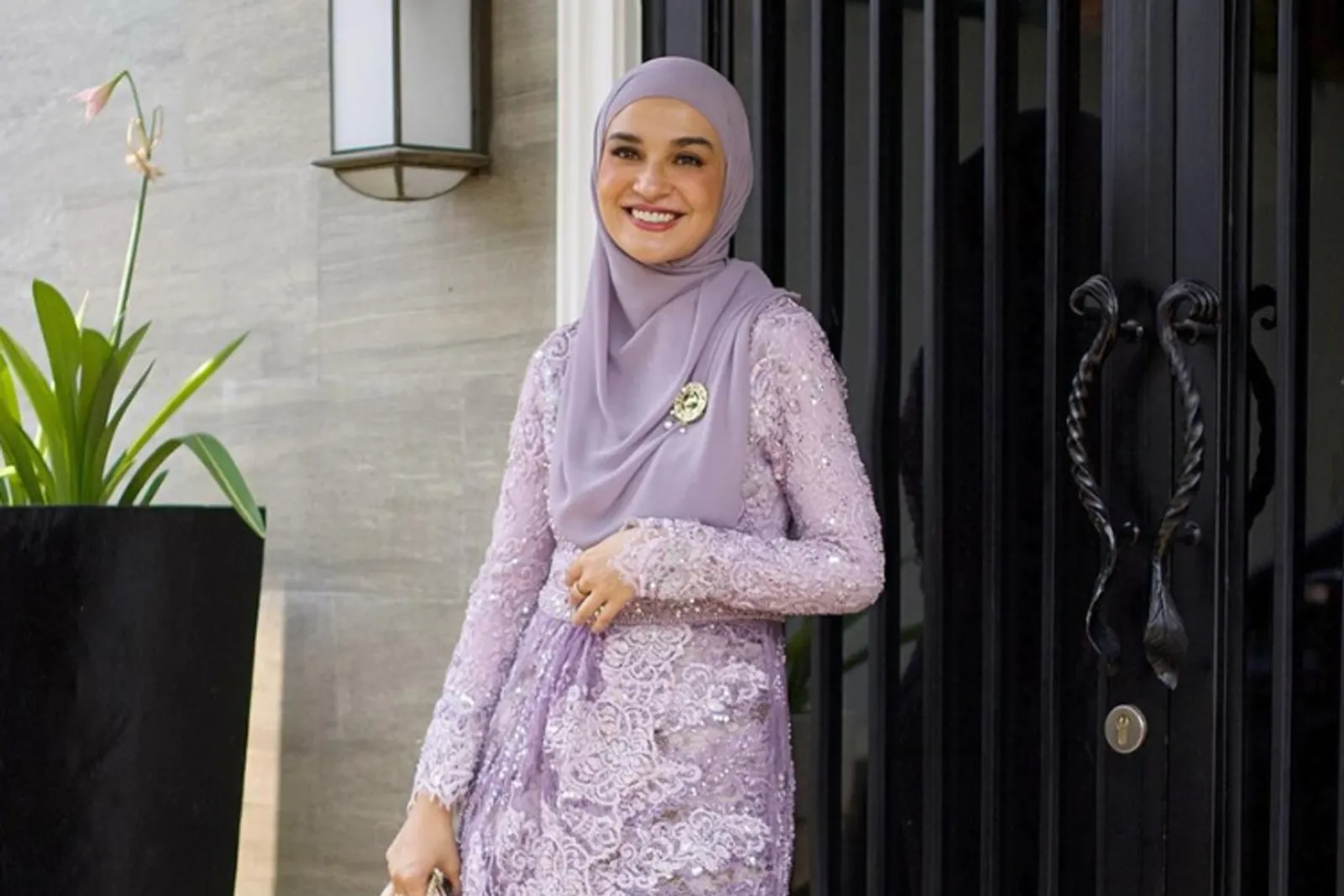 Ide Gaya Wisuda Modis dengan Hijab Menutup Dada A La Artis Indonesia