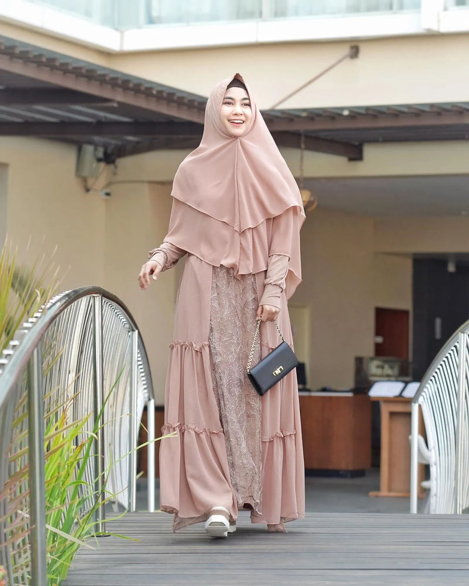 Ide Gaya Wisuda Modis dengan Hijab Menutup Dada A La Artis Indonesia