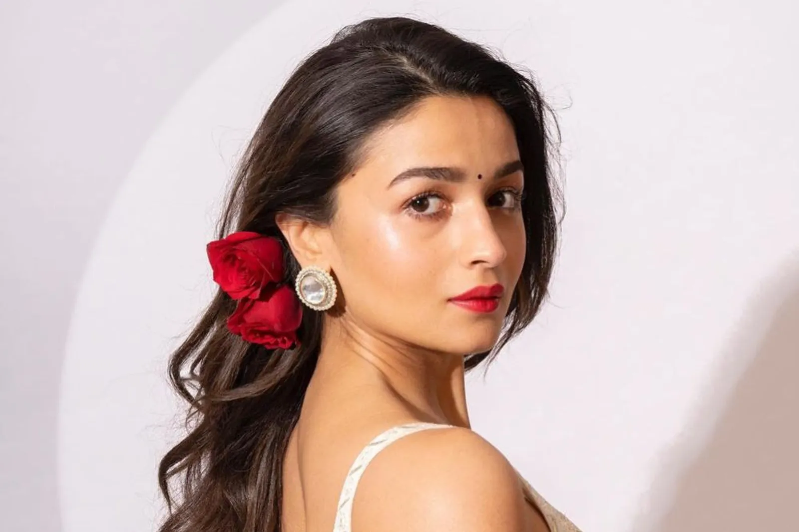 Gaya Riasan Alia Bhatt, Hangat dan Memikat 