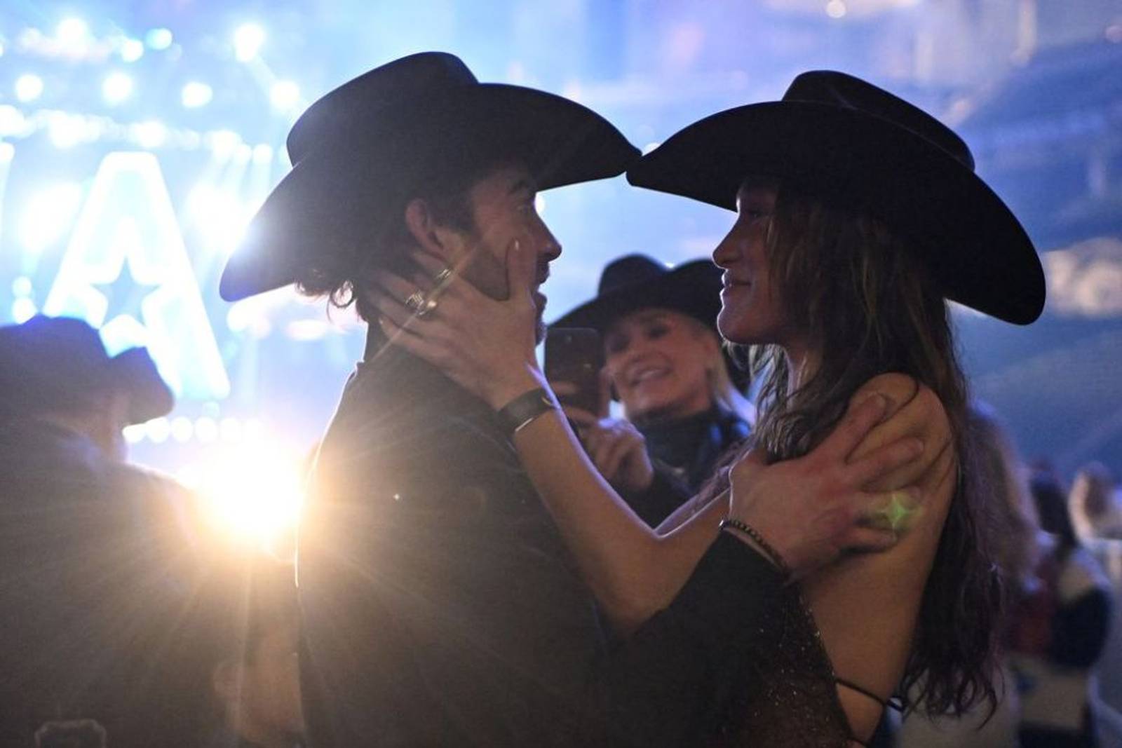 Kisah Cinta Bella Hadid dan Adan Banuelos, Pacaran dengan Cowboy!