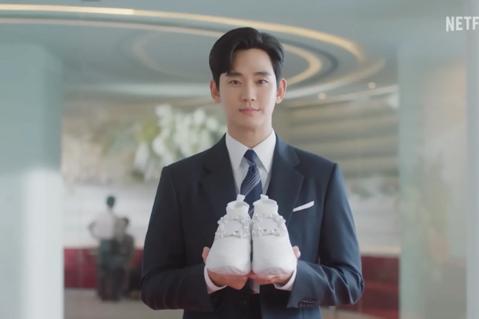 Kim Ji Won Pakai Sneakers Mahal dari Kim Soo Hyun di 'Queen of Tears'