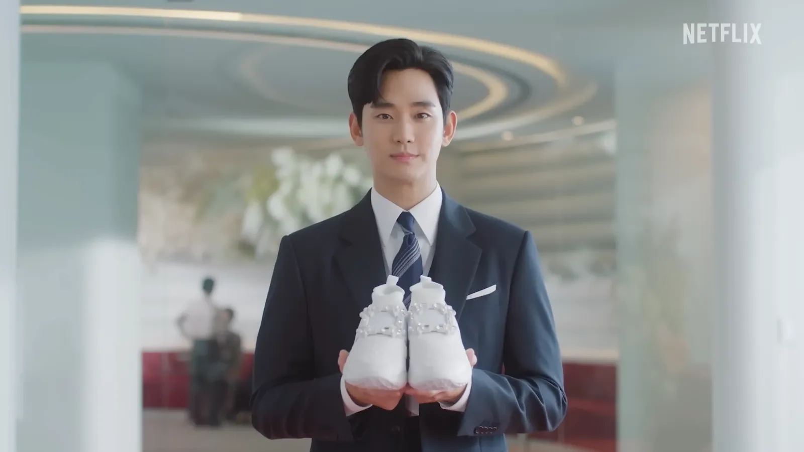 Kim Ji Won Pakai Sneakers Mahal dari Kim Soo Hyun di 'Queen of Tears'