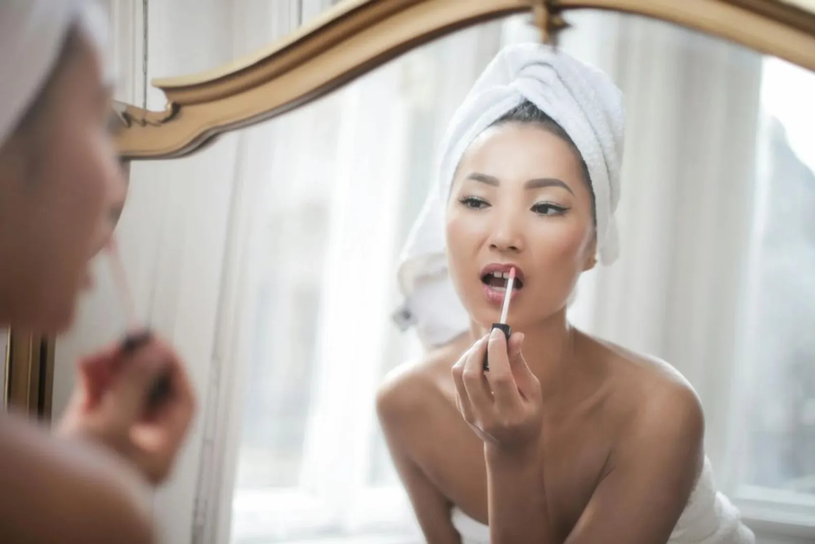 6 Lipstik Warna Nude Lokal yang Cocok Jadi Base Ombre