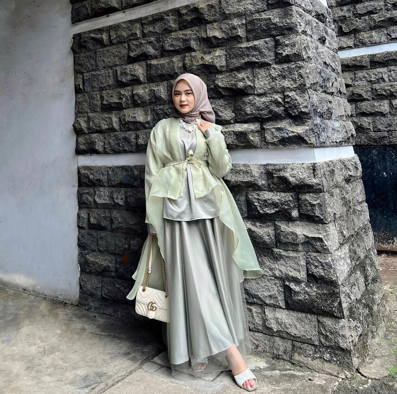 Model Baju Bridesmaid Hijab Satin, Manis dan Menawan!