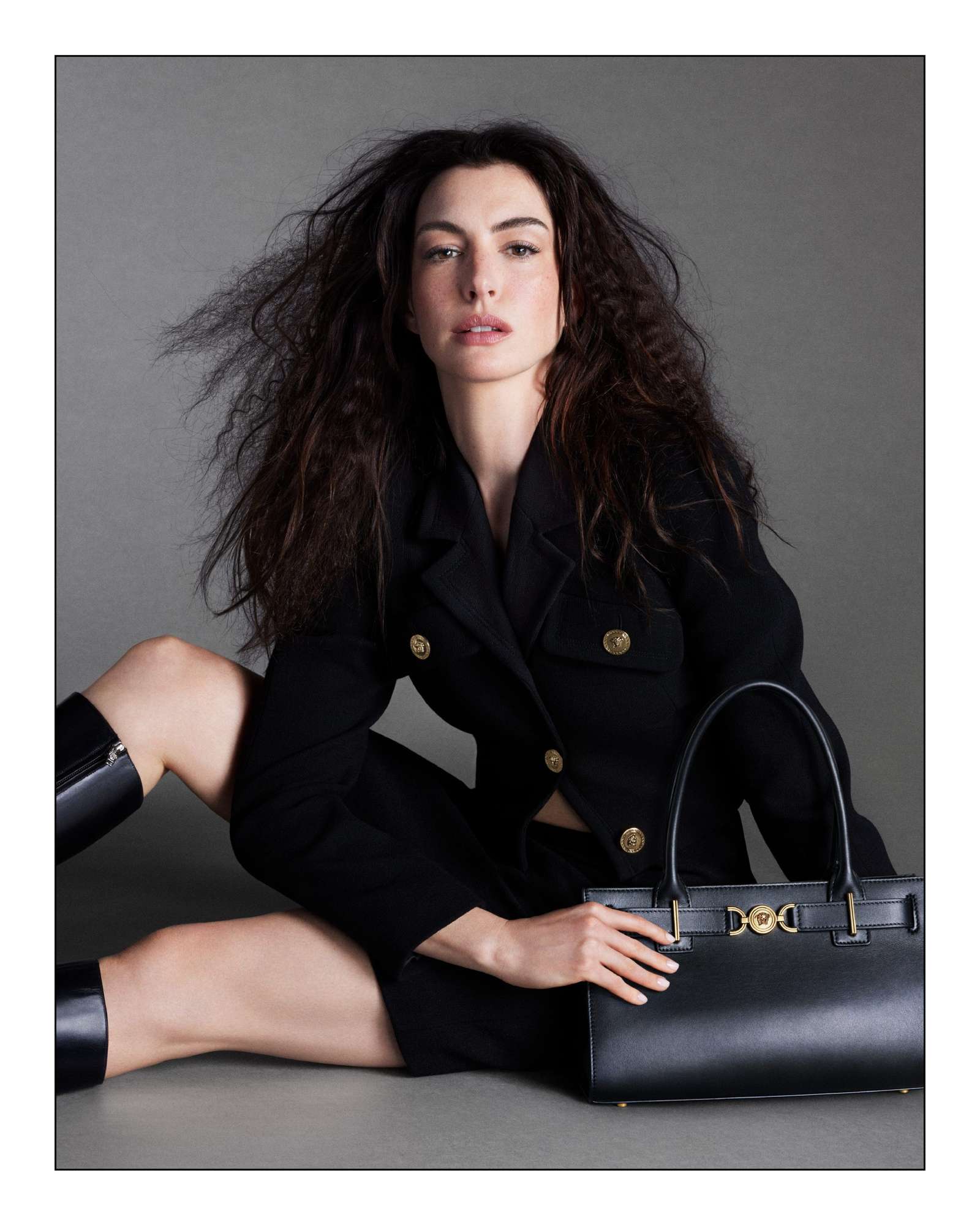 Anne Hathaway & Cillian Murphy Jadi Model Kampanye Versace Icons 2024