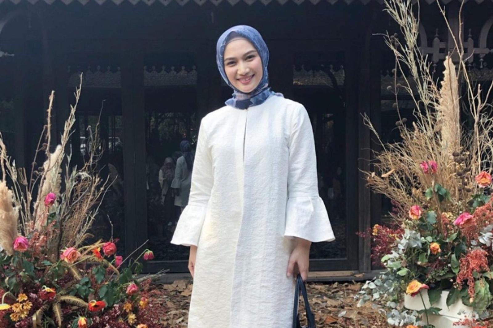 Gaya Melody eks JKT48 untuk OOTD Lebaran Kasual Pakai Celana
