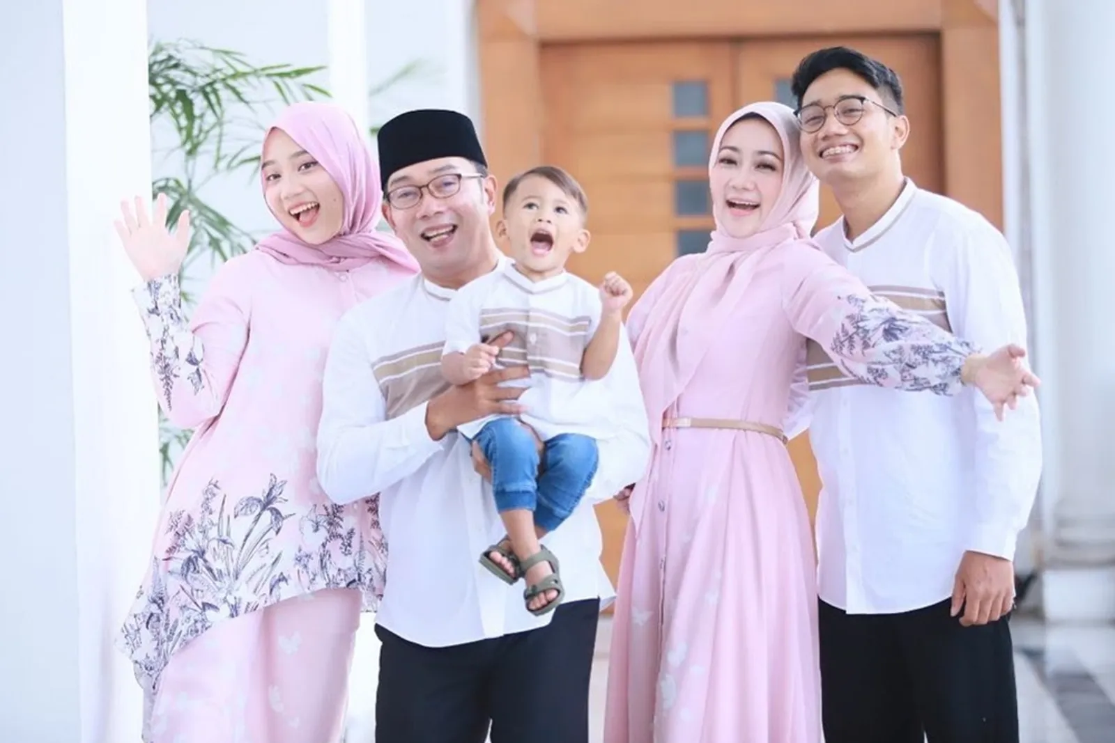 Anaknya Putuskan Lepas Hijab, Ini 8 Fakta Keluarga Ridwan Kamil