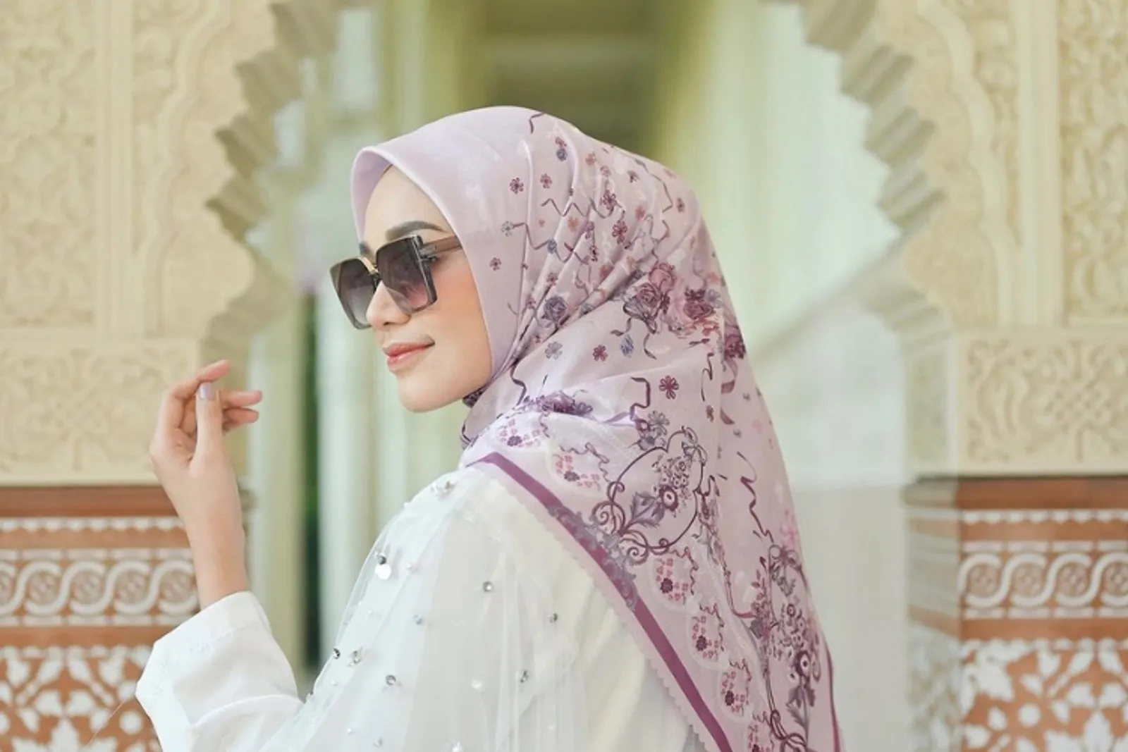 5 Hijab Scarf Bermotif untuk Lebaran, Intip Rekomendasinya