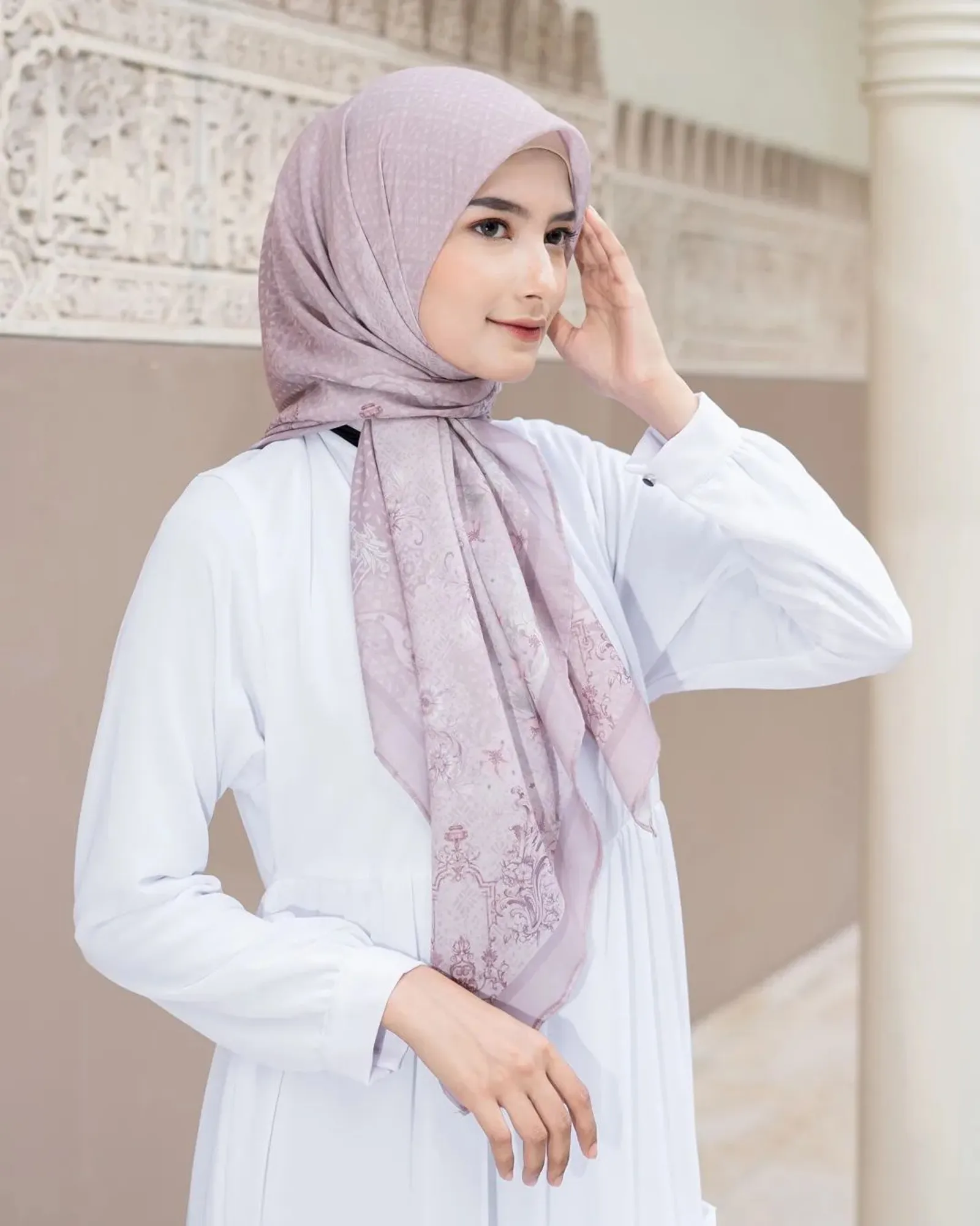 5 Hijab Scarf Bermotif untuk Lebaran, Intip Rekomendasinya