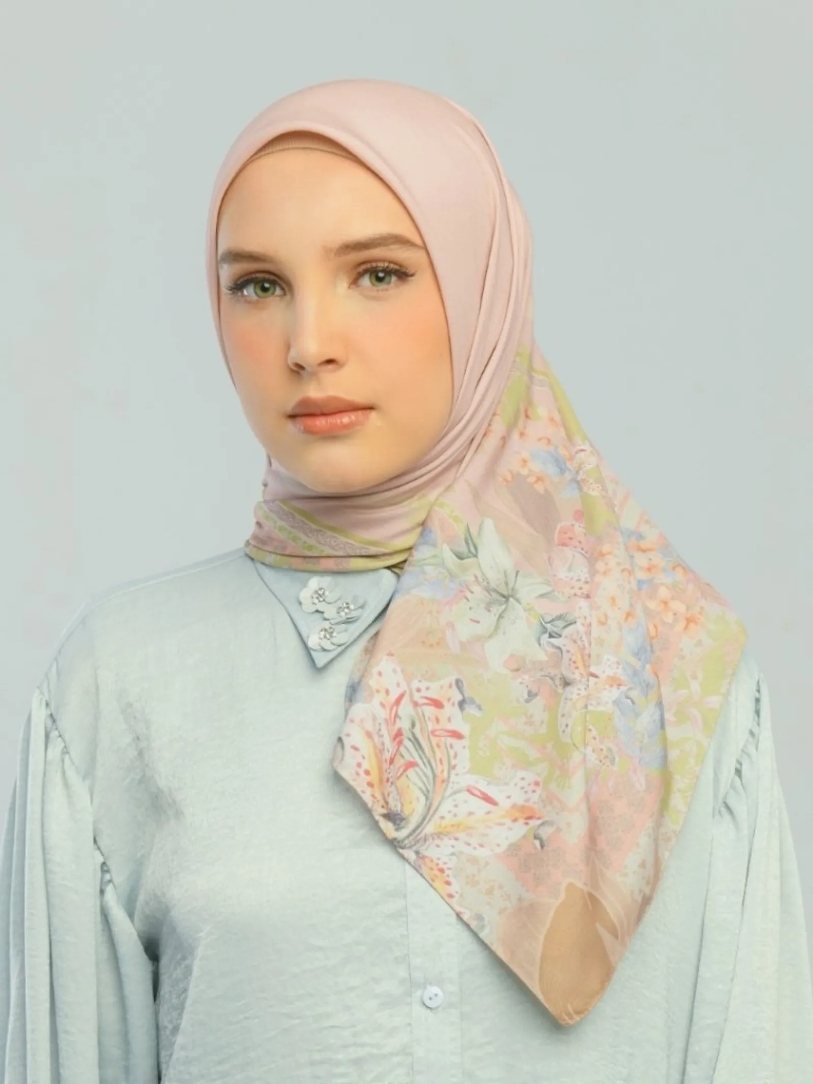 5 Hijab Scarf Bermotif untuk Lebaran, Intip Rekomendasinya