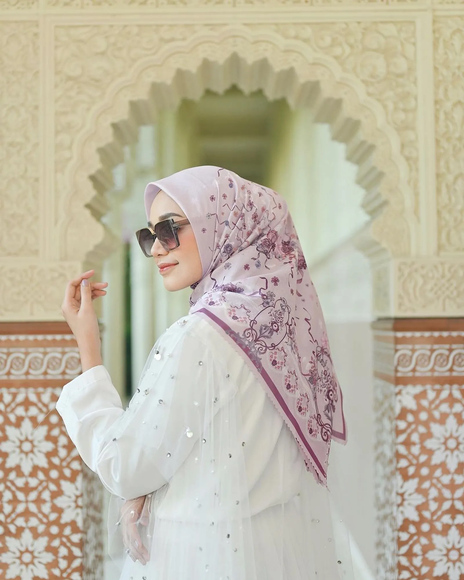 5 Hijab Scarf Bermotif untuk Lebaran, Intip Rekomendasinya