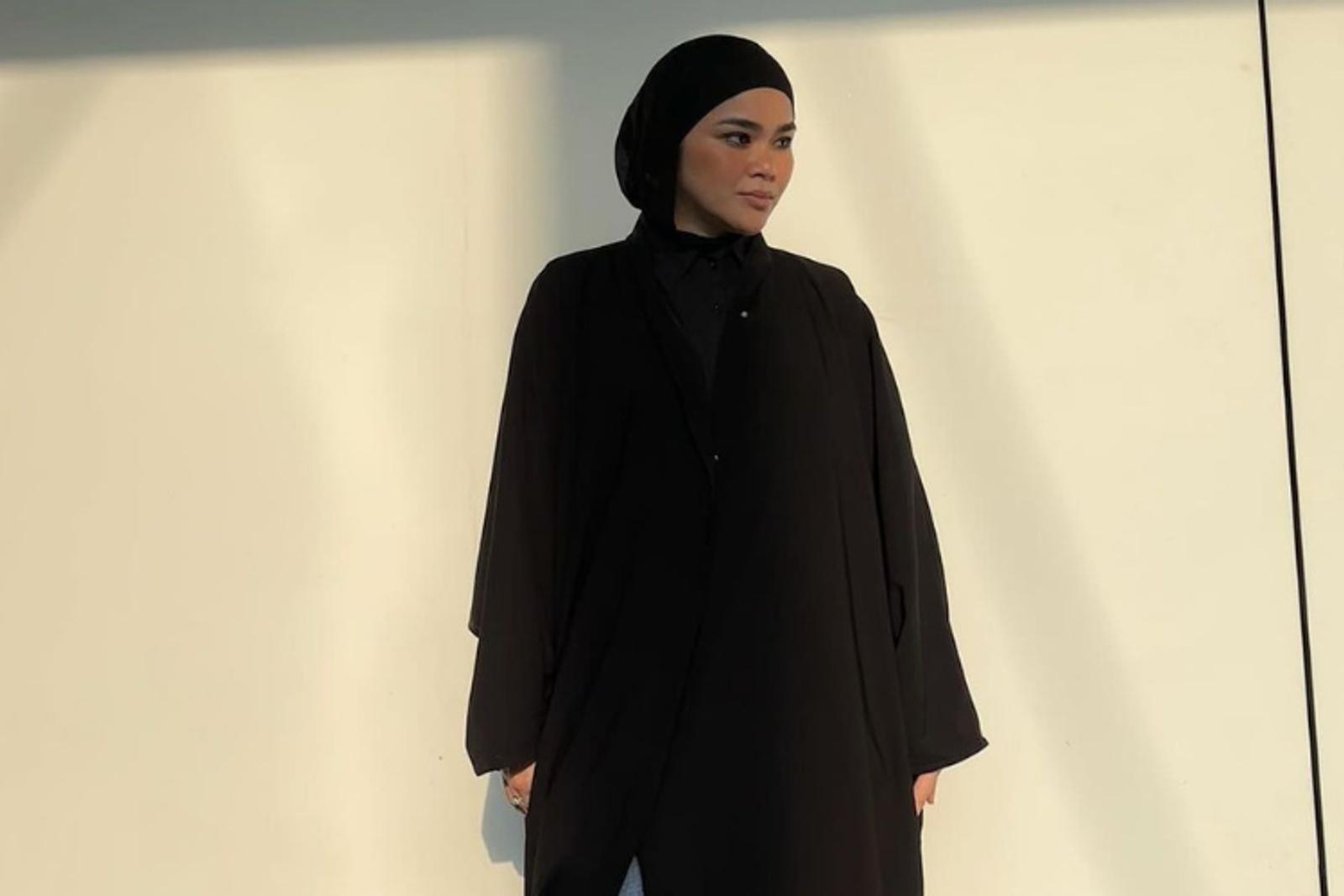 Tips Tetap Stylish Pakai Abaya di Momen Lebaran