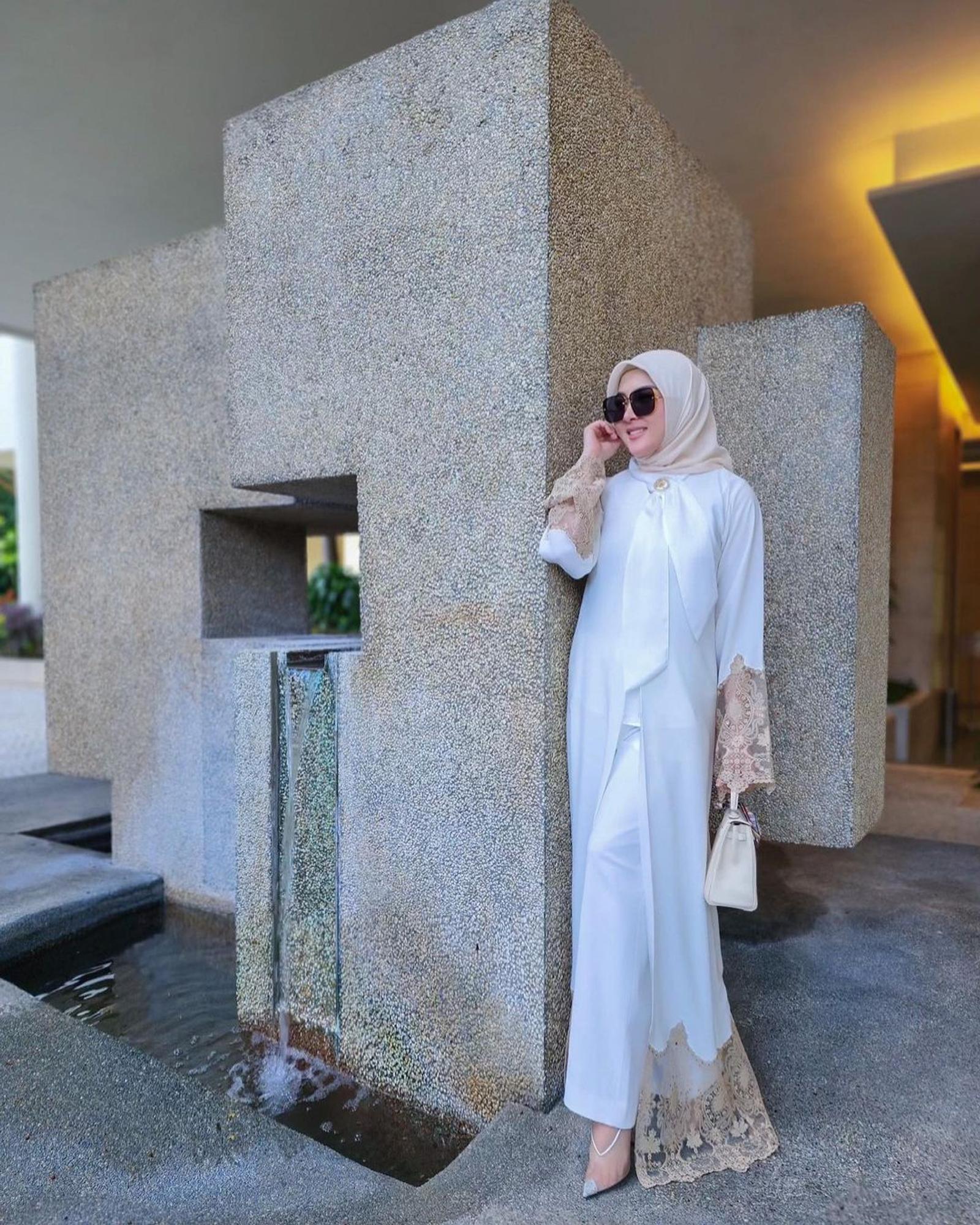Tips Tetap Stylish Pakai Abaya di Momen Lebaran