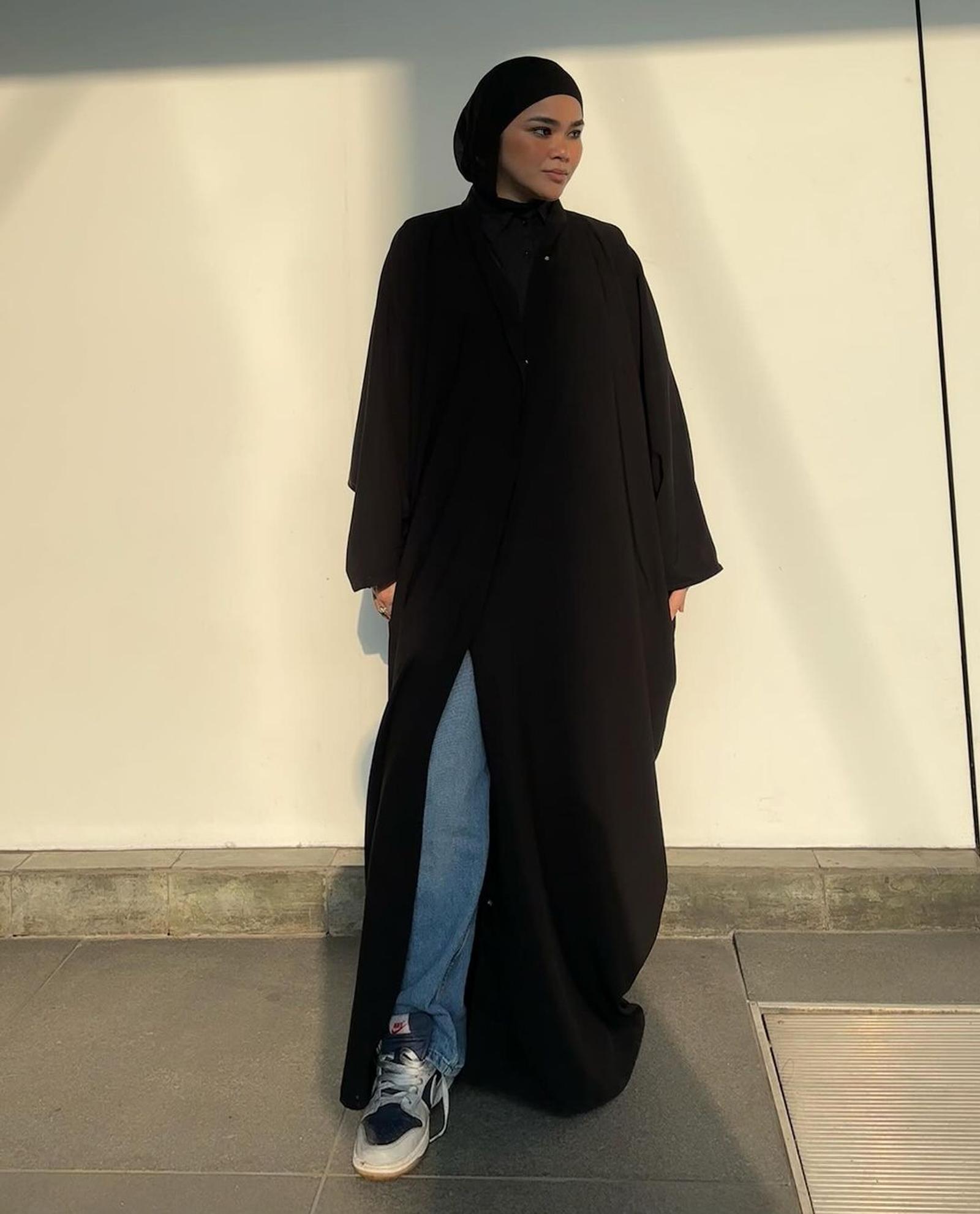 Tips Tetap Stylish Pakai Abaya di Momen Lebaran