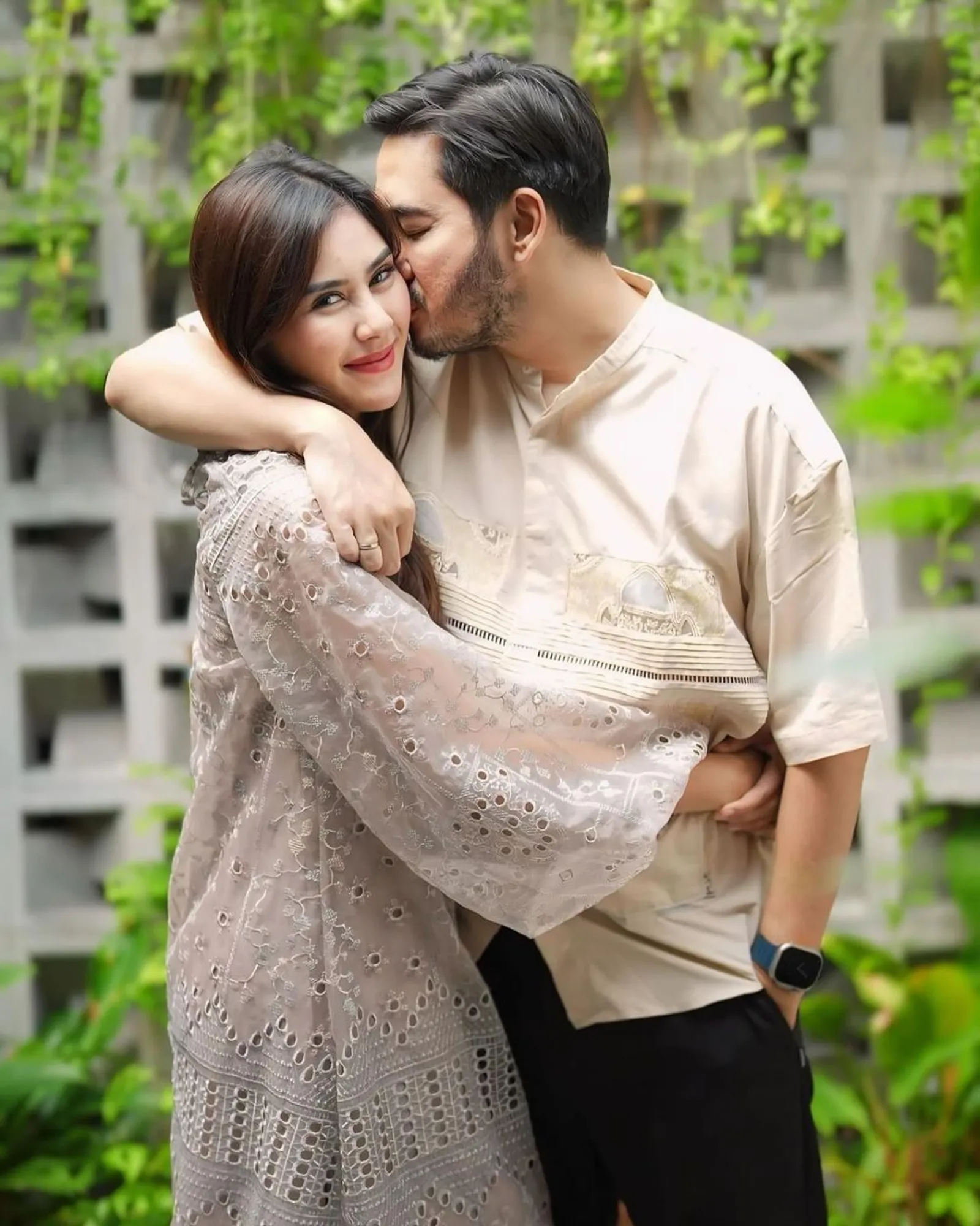 10 Momen Artis Indonesia Rayakan Lebaran Bersama Pasangan