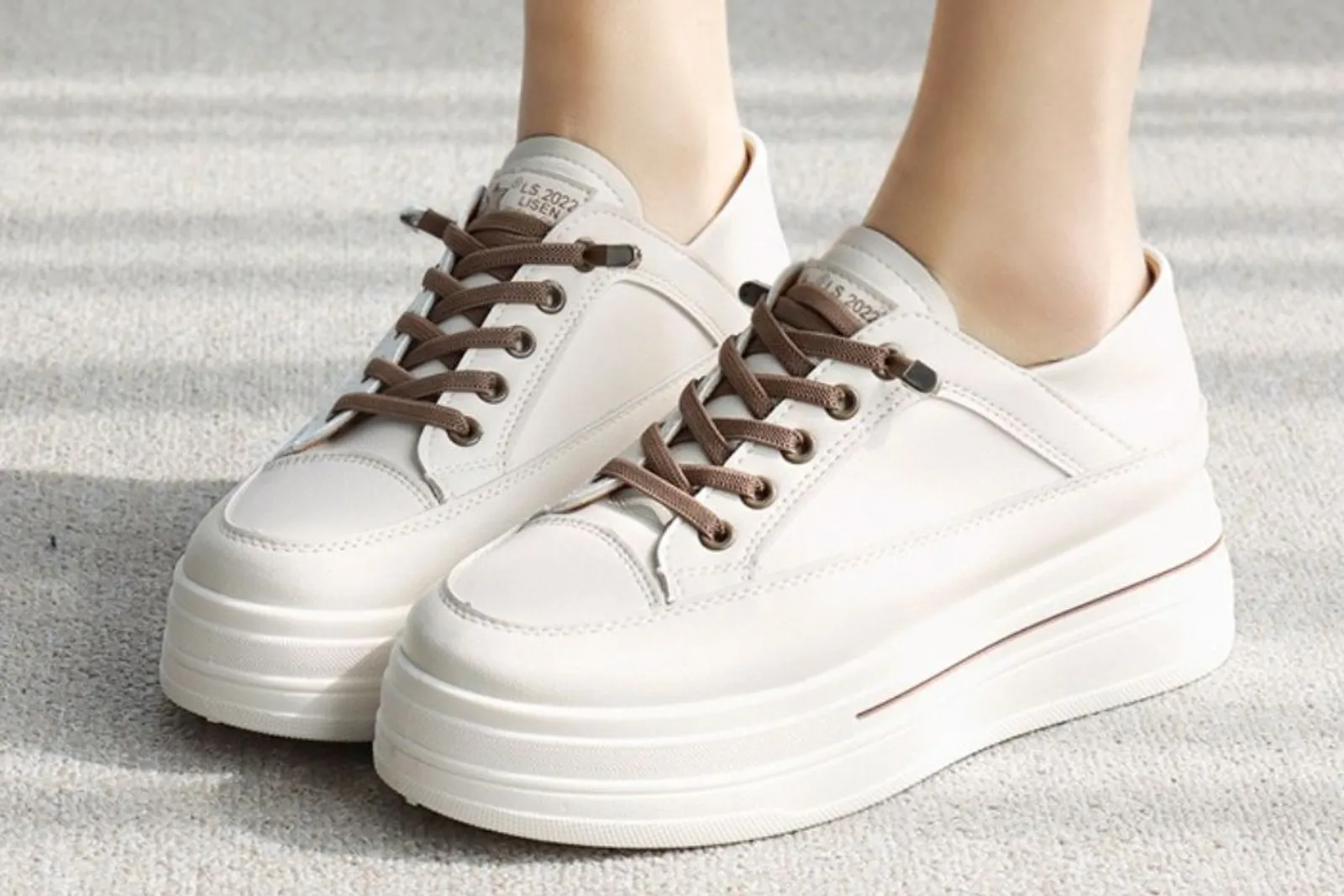 5 Merek Sepatu Sneakers Perempuan Korea yang Stylish dan Kekinian