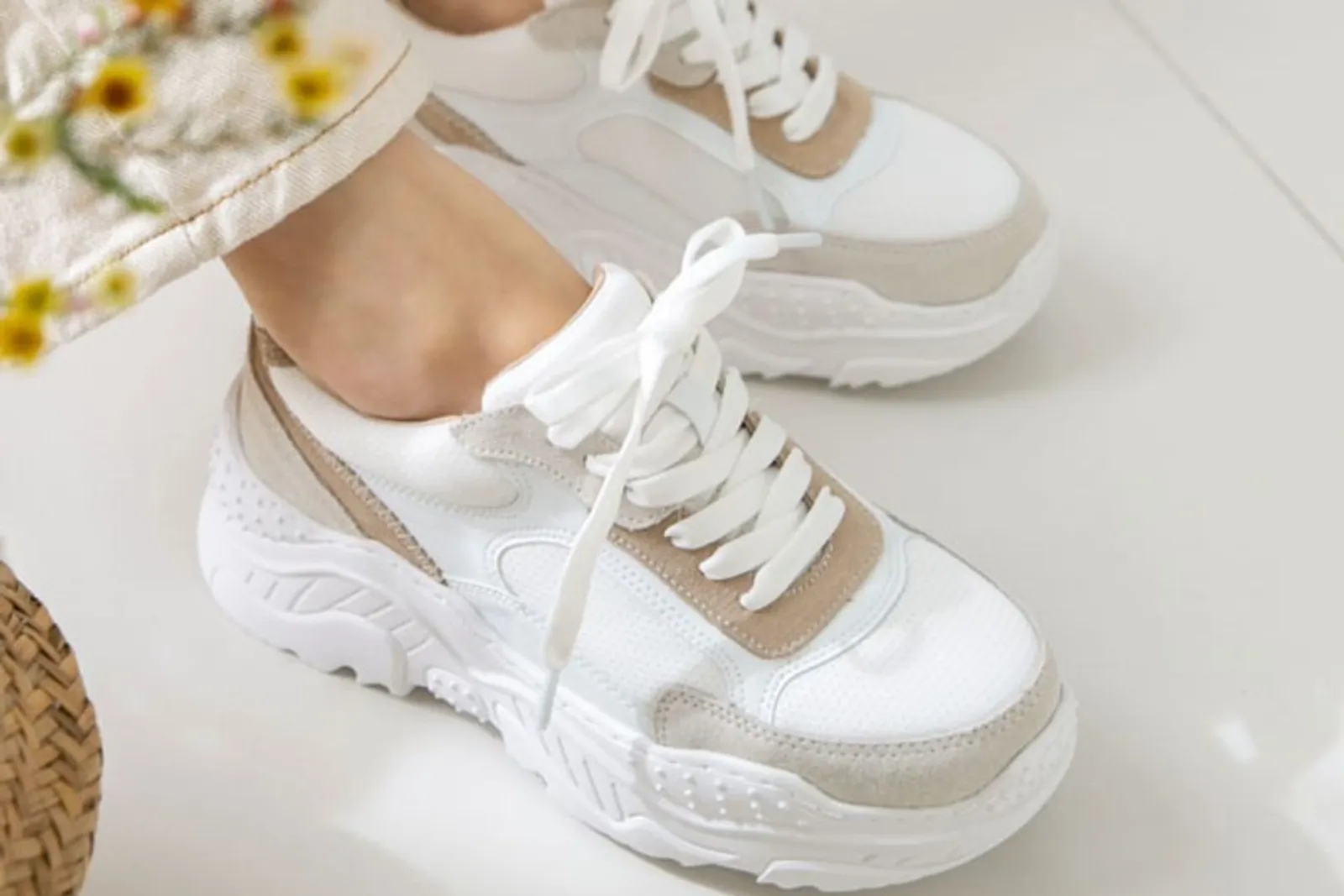 5 Merek Sepatu Sneakers Perempuan Korea yang Stylish dan Kekinian