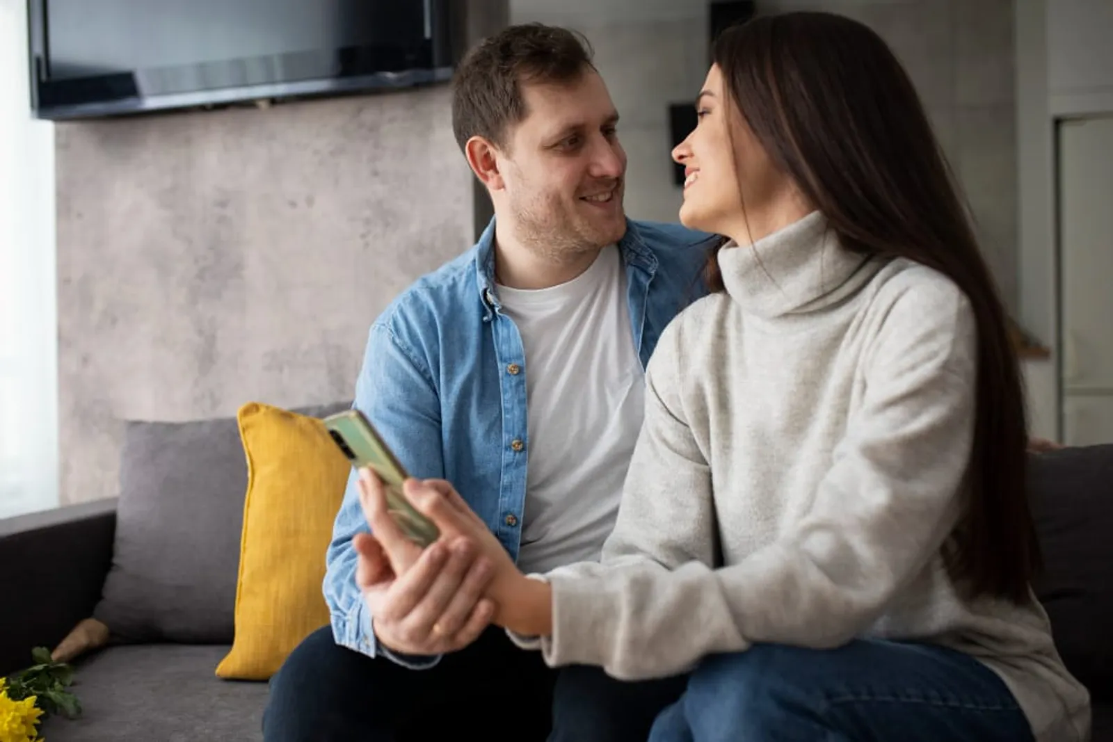 8 Tips Curhat dengan Suami, Bikin Nyaman dan Makin Terbuka
