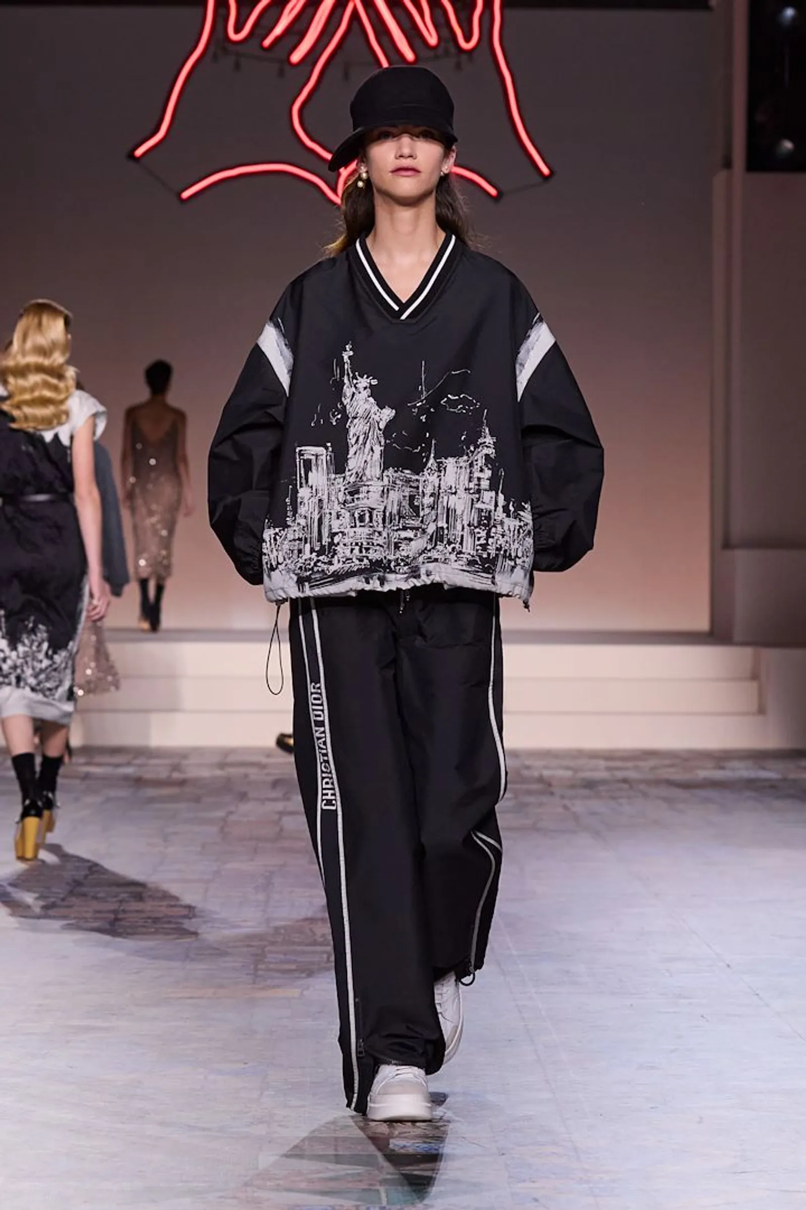 Dior Hadirkan Dunia Paralel Fashion dalam Koleksi Pre-Fall 2024