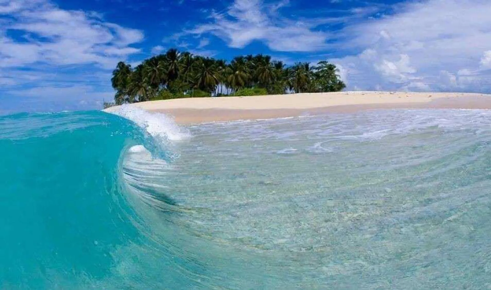 5 Destinasi Wisata Kepulauan Mentawai, Surganya Pencinta Surfing!