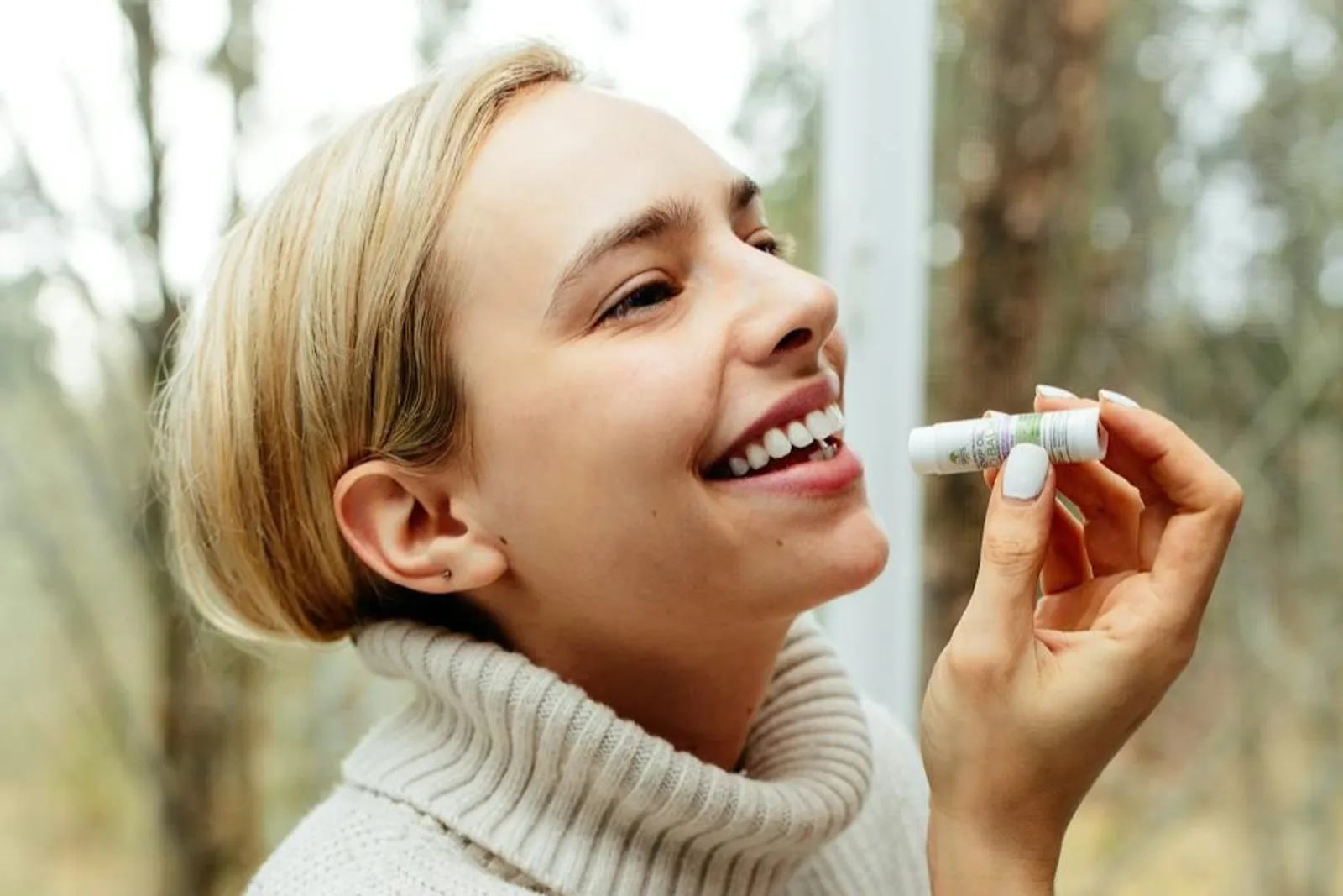 5 Cara Eksfoliasi Bibir yang Tepat 