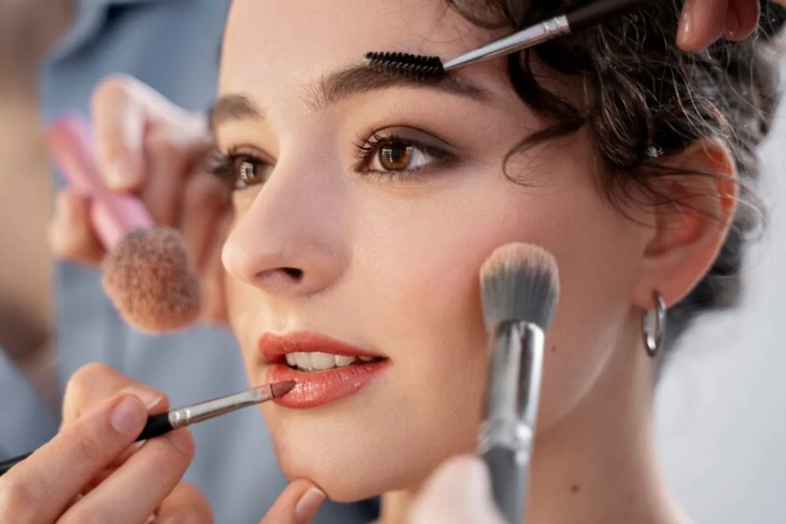Retouch Makeup Artinya dan Caranya, Bikin Riasan Flawless