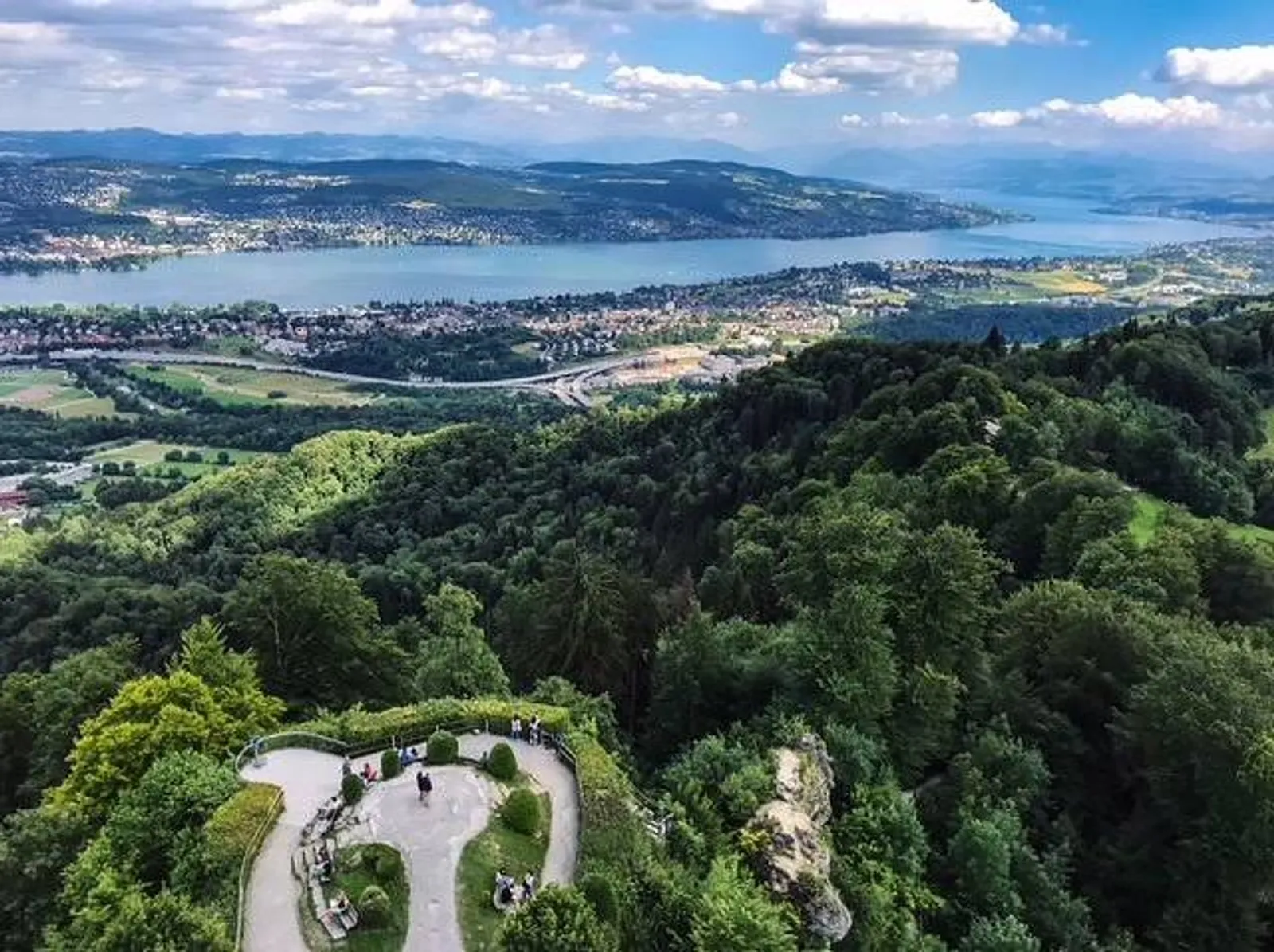 8 Rekomendasi Tempat Wisata di Zürich, Swiss, Alamnya Indah dan Asri!