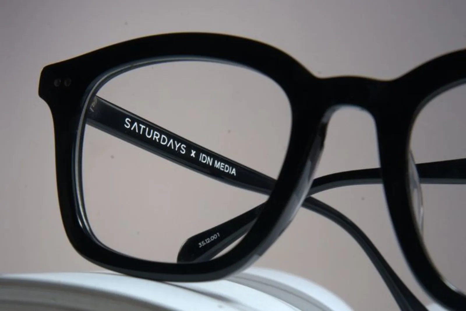 IDN Media Luncurkan Koleksi Kacamata Kolaborasi dengan SATURDAYS