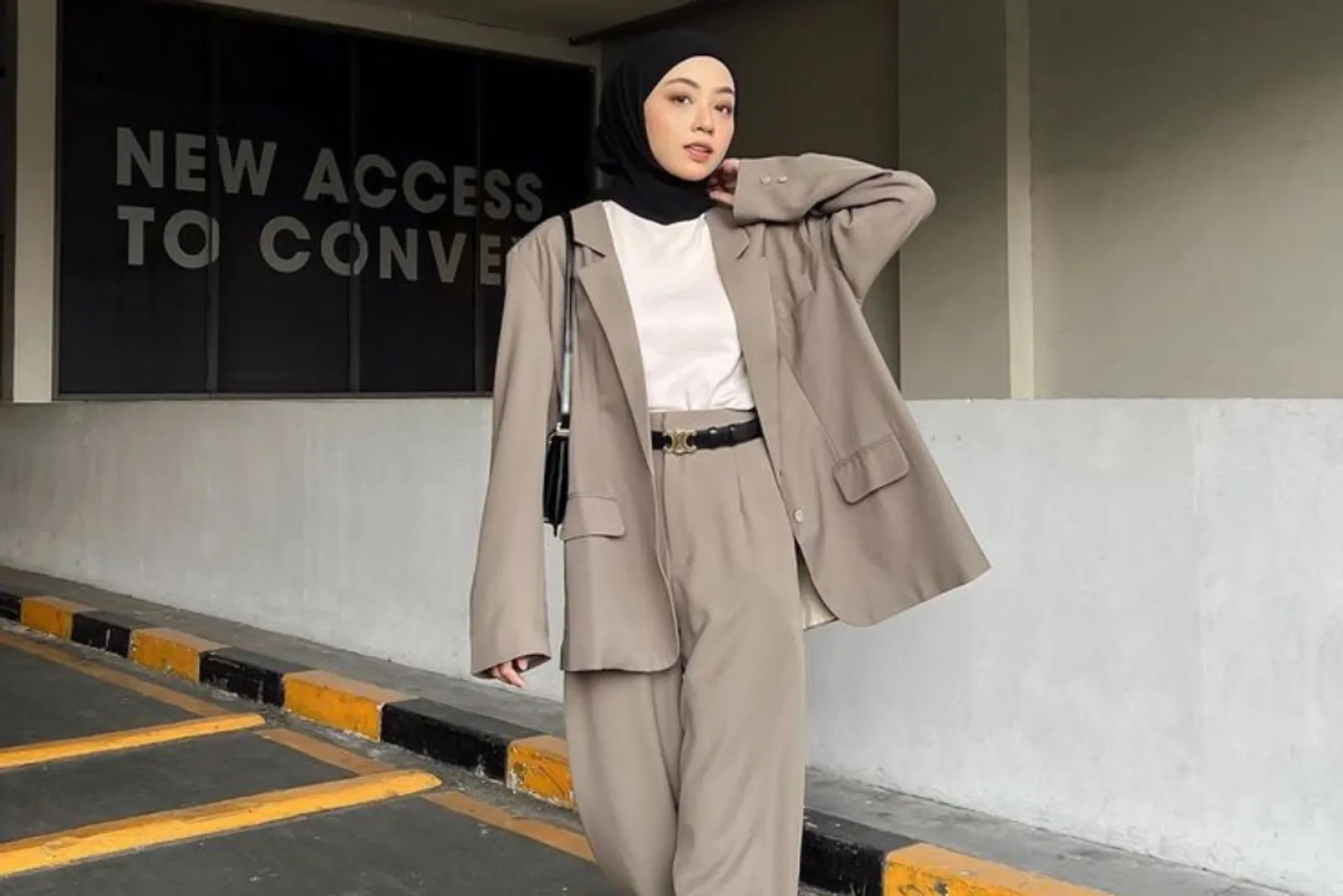 10 Outfit Kulot High Waist yang Bikin Kelihatan Jenjang