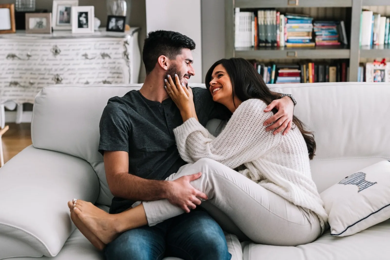 8 Tips Curhat dengan Suami, Bikin Nyaman dan Makin Terbuka
