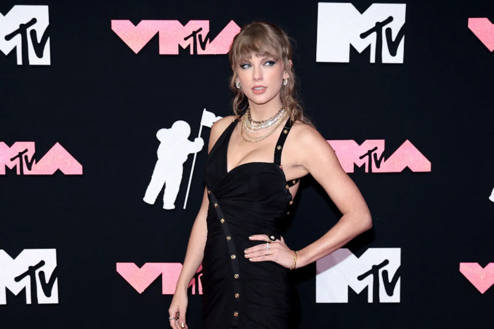 7 Gaya Ikonik Taylor Swift Pakai Little Black Dress di Karpet Merah