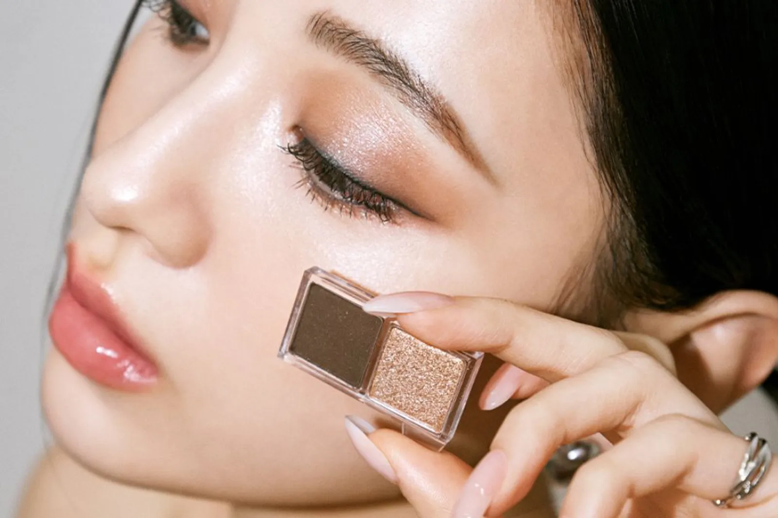 5 Cara Pakai Eyeshadow A la Korea, Tampil Seperti Idol