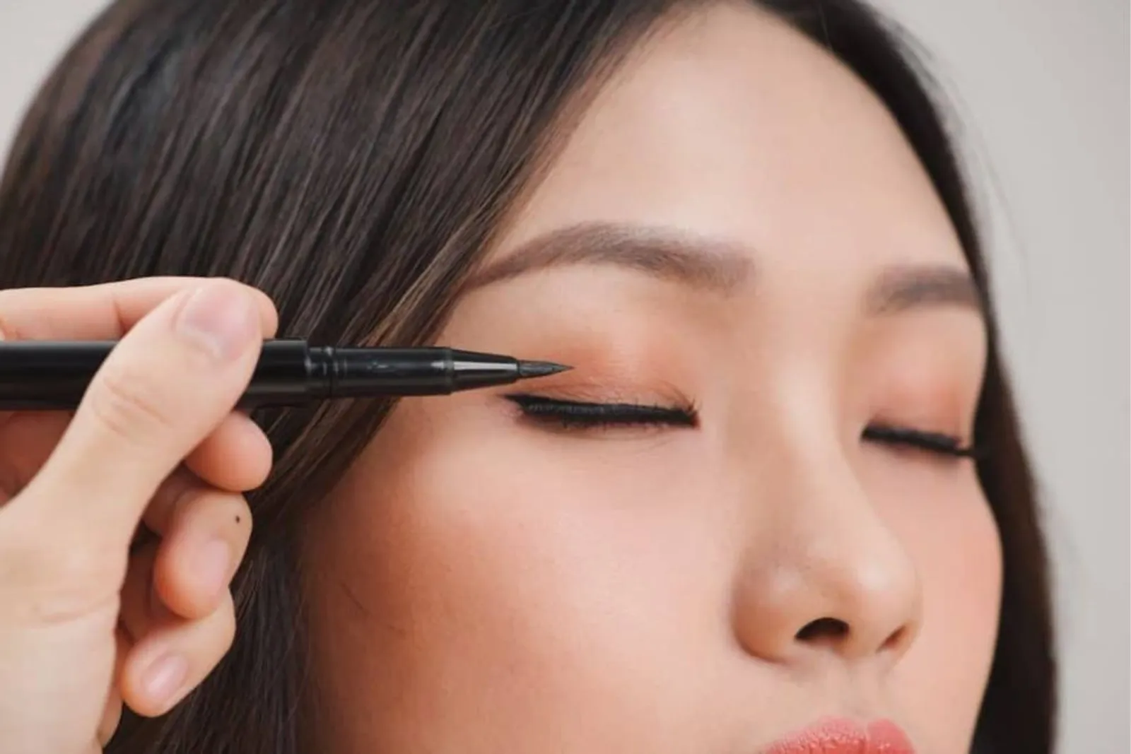 5 Cara Pakai Eyeshadow A la Korea, Tampil Seperti Idol