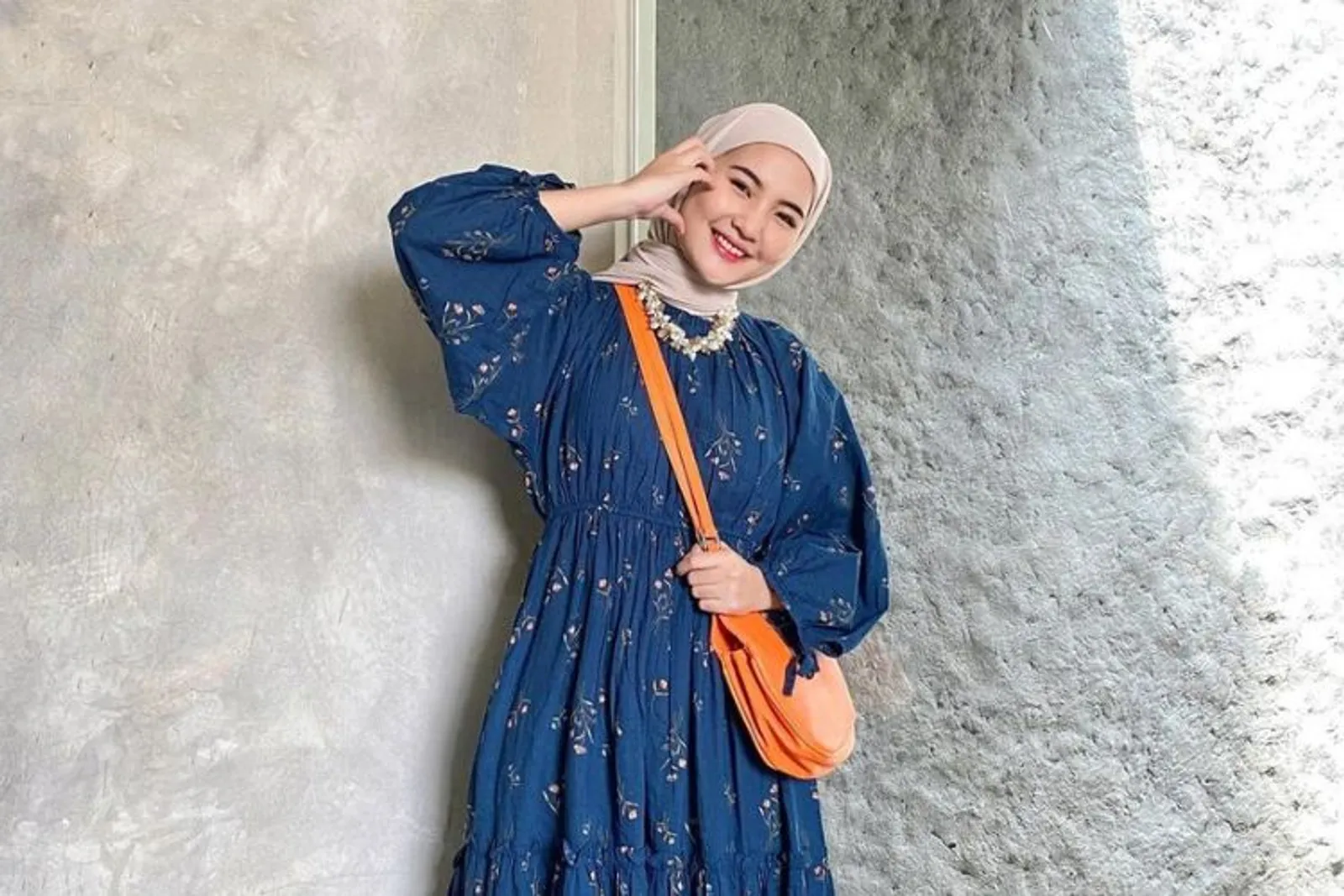 7 Gaya Hijab dengan Dress Floral, Nyaman dan Elegan!