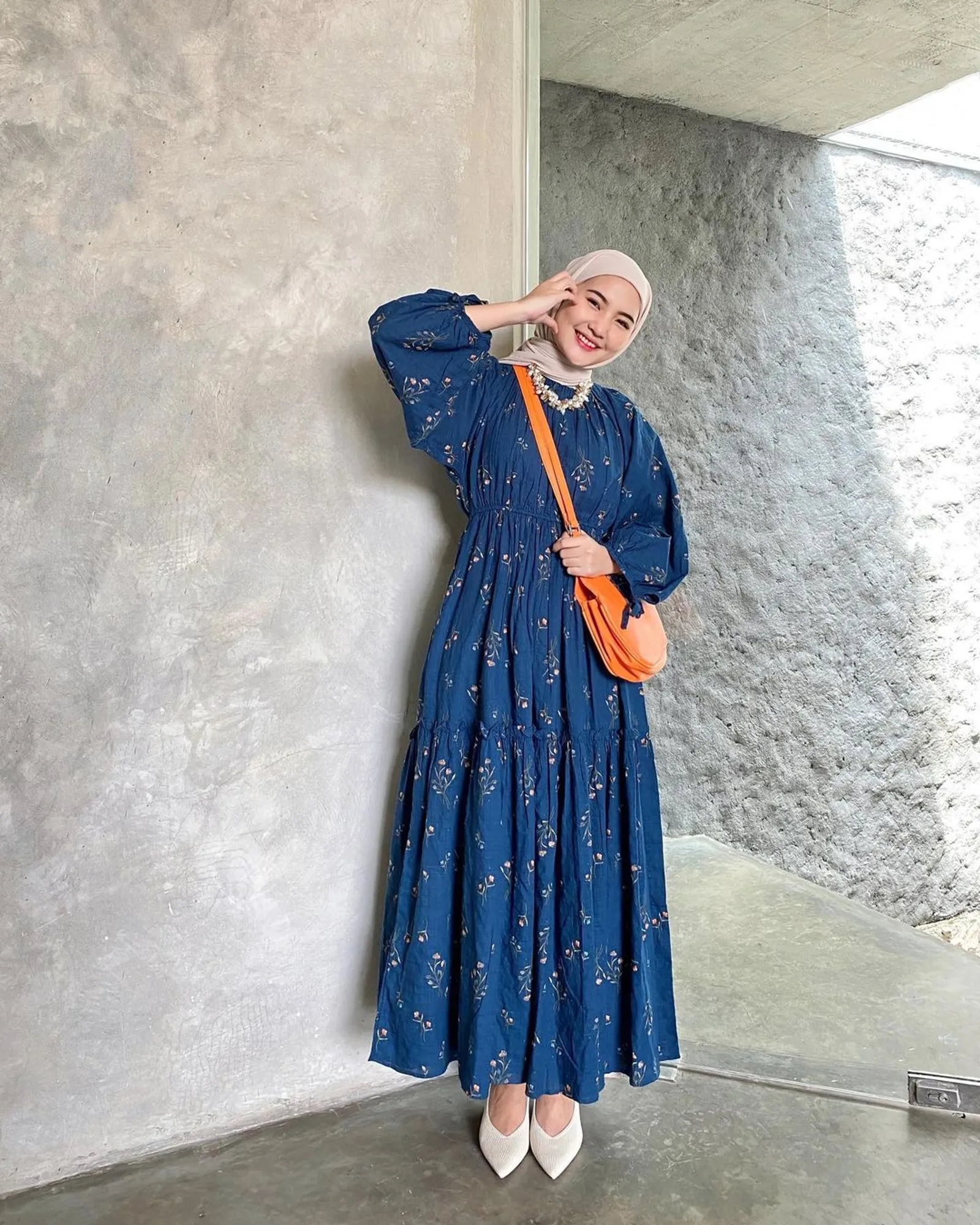 7 Gaya Hijab dengan Dress Floral, Nyaman dan Elegan!