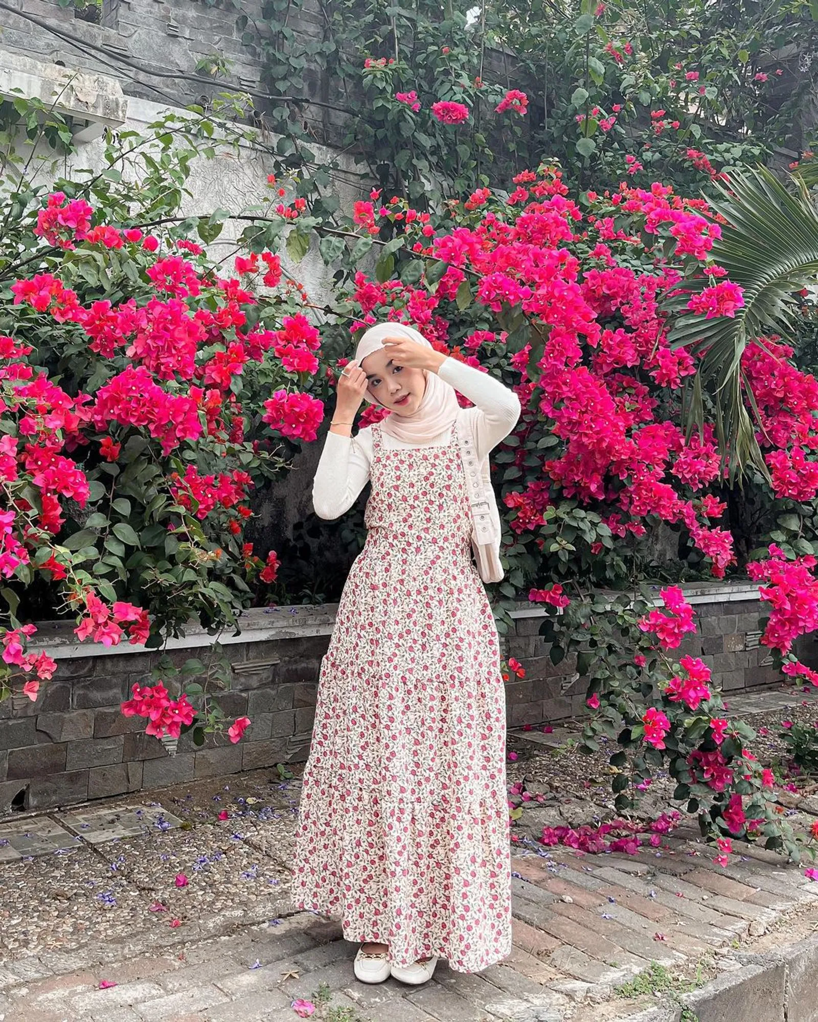7 Gaya Hijab dengan Dress Floral, Nyaman dan Elegan!